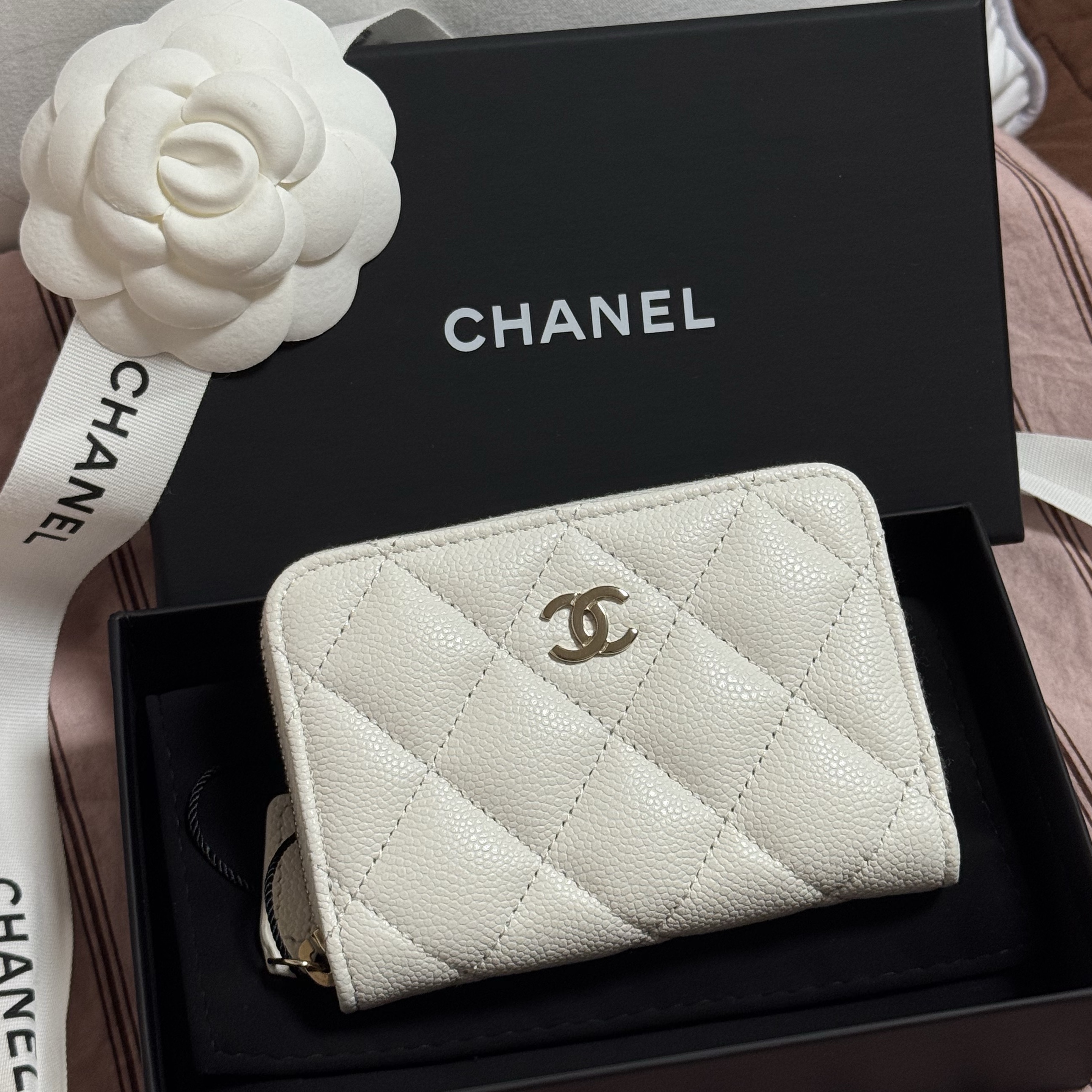 Chanel Classic Zipped Coin Purse Grained Shiny Calfskin & Gold White 착용 스타일
