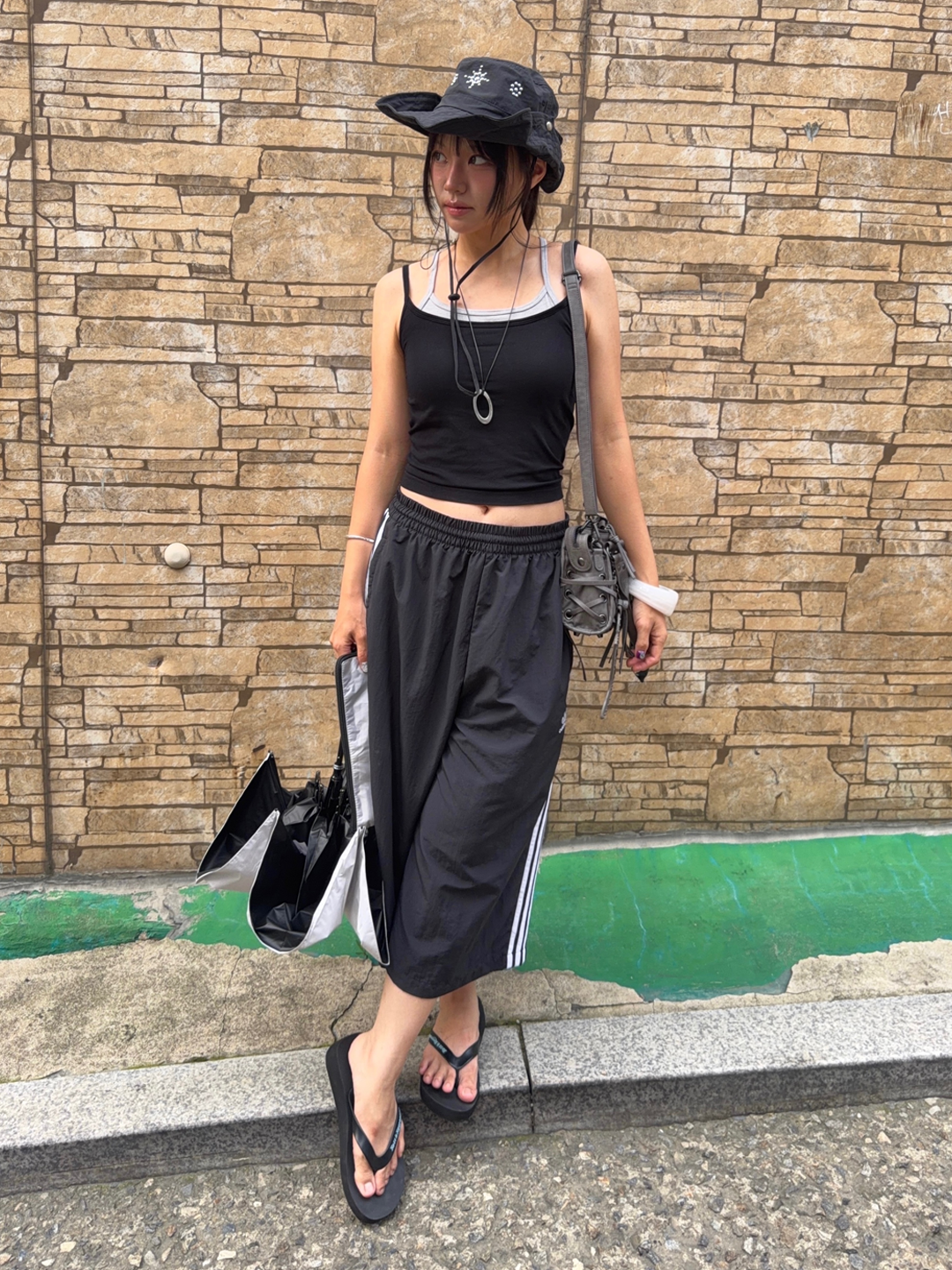 Ganni Large Easy Shopper Bag Leopard, New Balance 1906R Black Dark Silver Metalic 착용 스타일 - 4