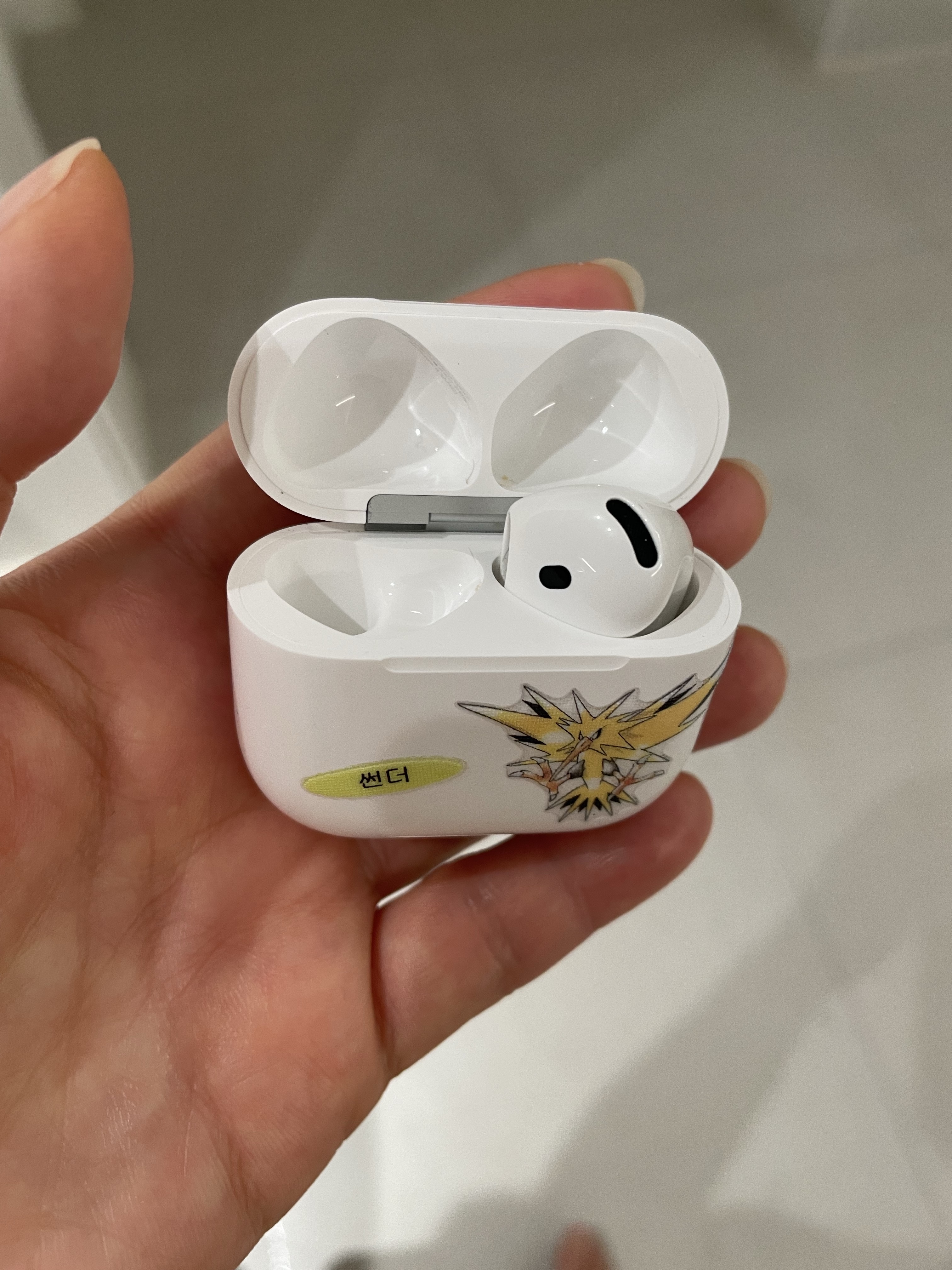 Apple AirPods 4th Gen with Active Noise Cancellation (Korean Ver.) 착용 스타일