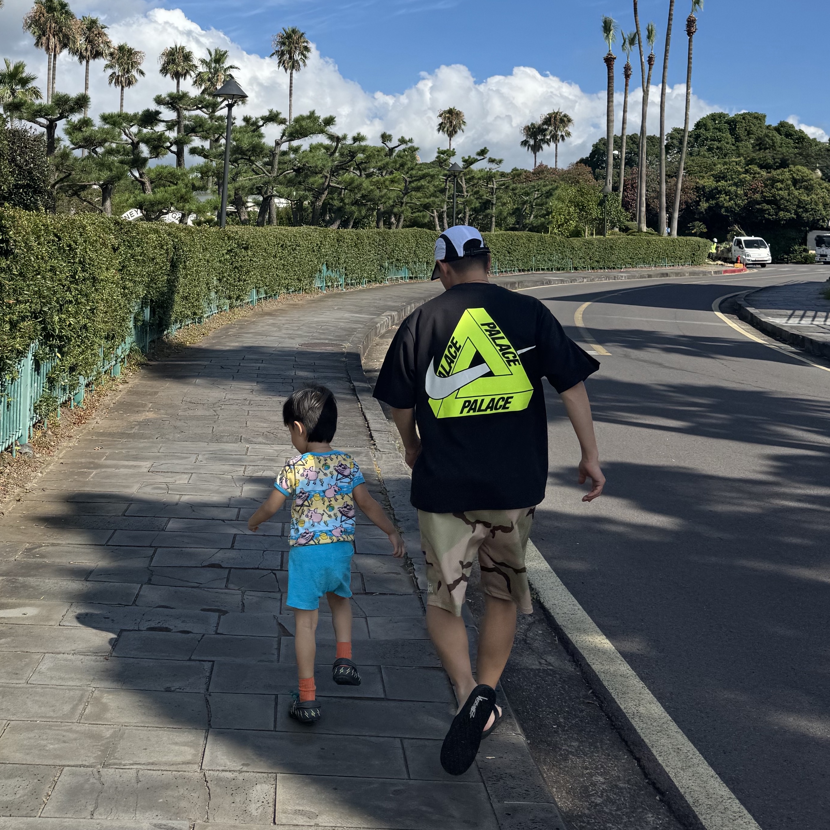 Palace x Nike Tri Swoosh T-Shirt Black - 25FW, Palace Tri Strike Shell Runner Cloud - 25SS 착용 스타일 - 1