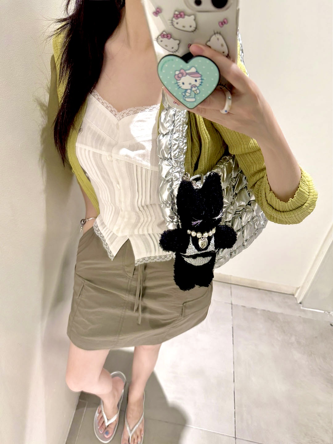 COS Quilted Mini Bag Silver, Lelbobrown Little Cat Keyring Black 착용 스타일 - 3