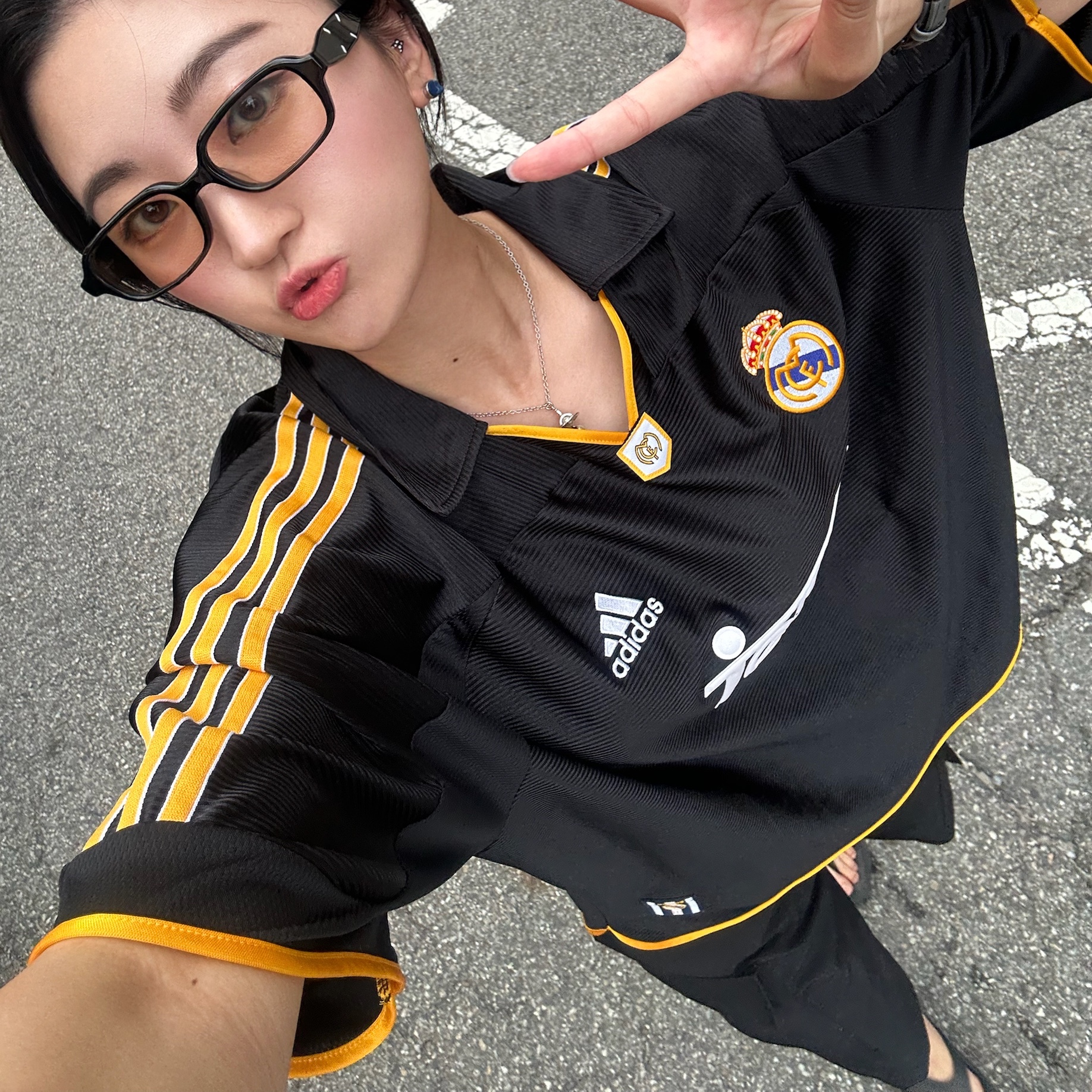 Nike FC Barcelona x Travis Scott Retro 2000/01 Home Skeleton Jersey Multicolor (Non Marking Ver.), Adidas Real Madrid 99/00 Away Jersey Black - KR Sizing (Non Marking Ver.) 착용 스타일 - 2
