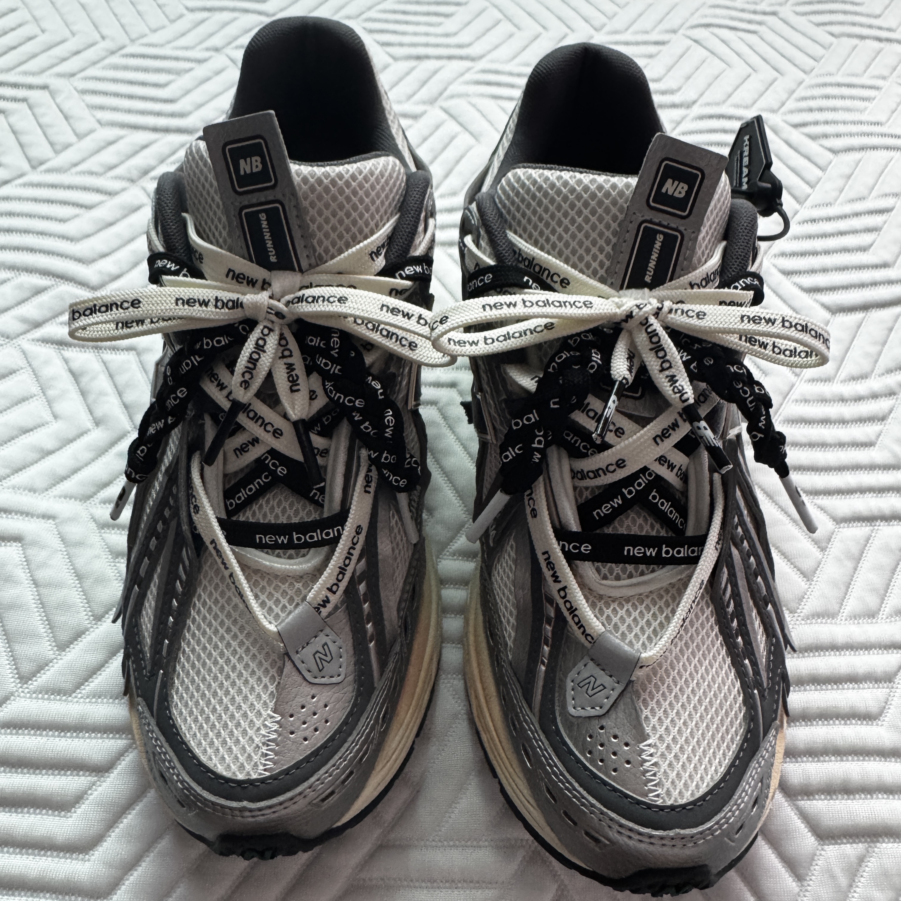 New Balance 1906A Silver Metallic Castlerock 착용 스타일 - 2