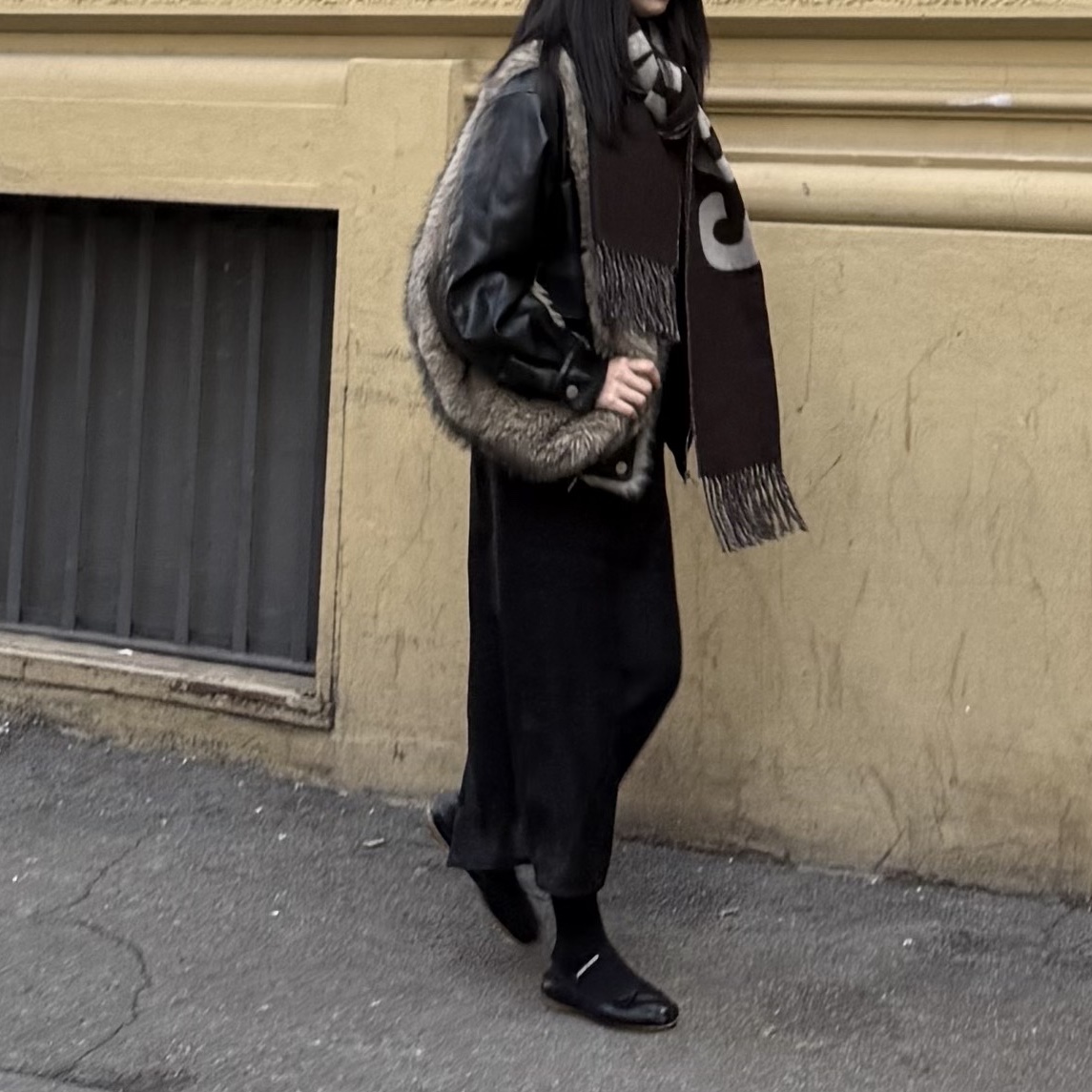 Jacquemus L'echarpe Jacquemus Fringe Logo Muffler Multi Brown, (W) Miu Miu Leather Ballerinas Black 착용 스타일