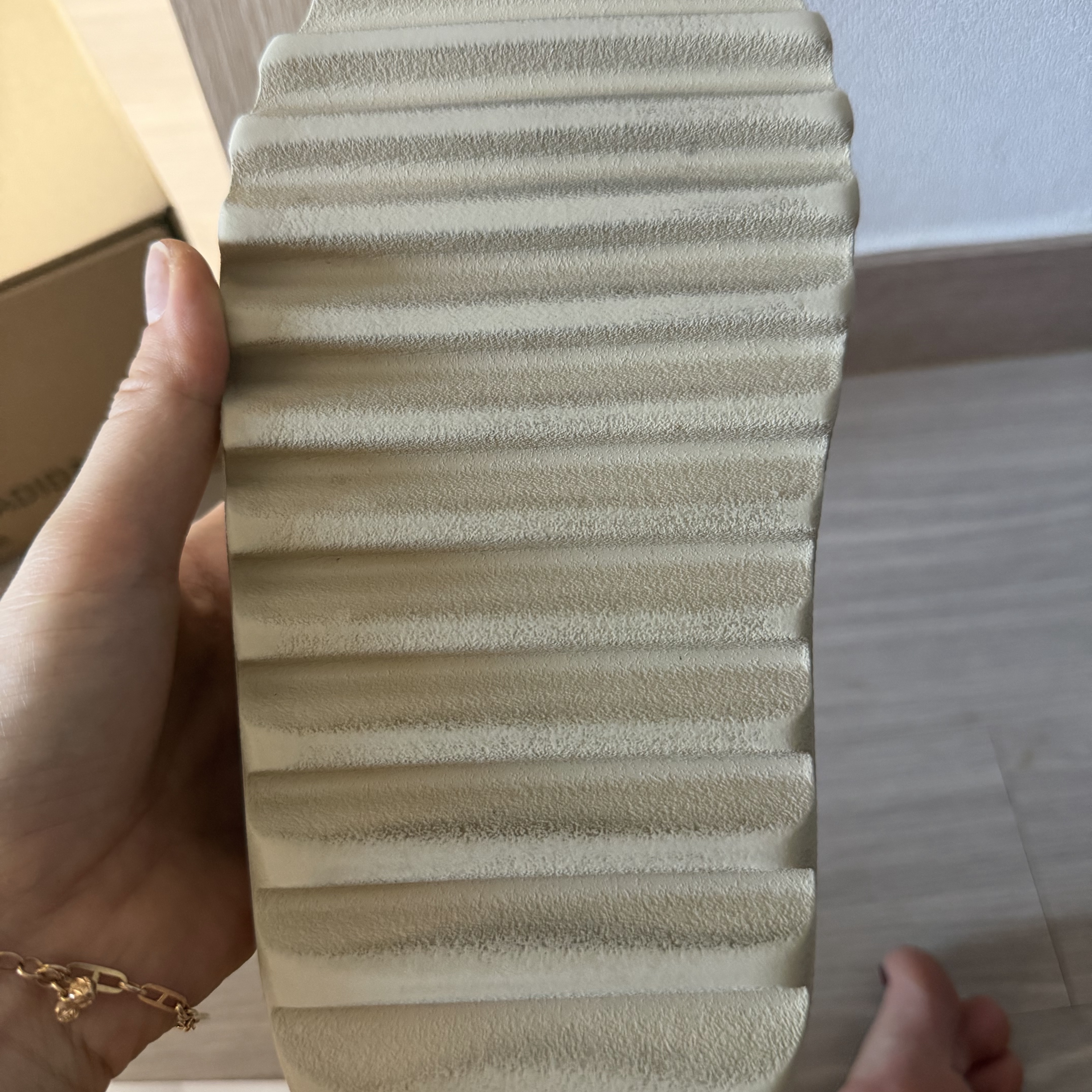 Adidas Yeezy Slide Bone 2022/2023 착용 스타일 - 4