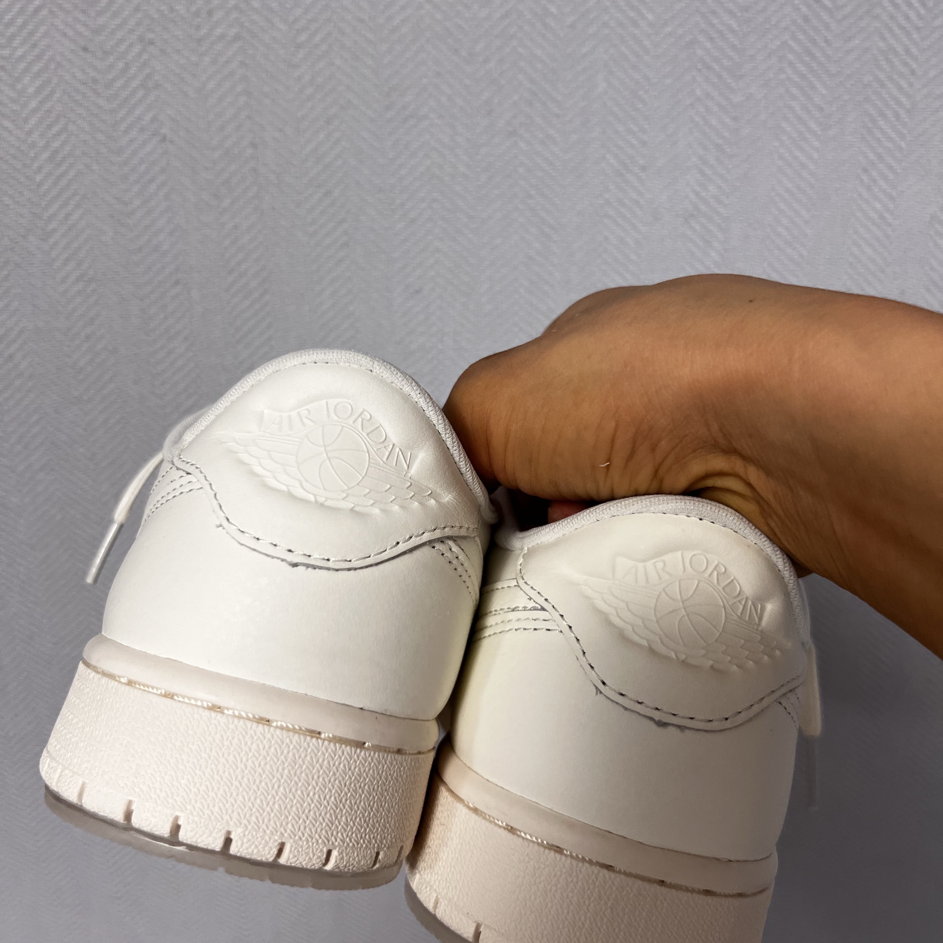 Jordan 1 Retro Low OG Sail and University Red 착용 스타일 - 3