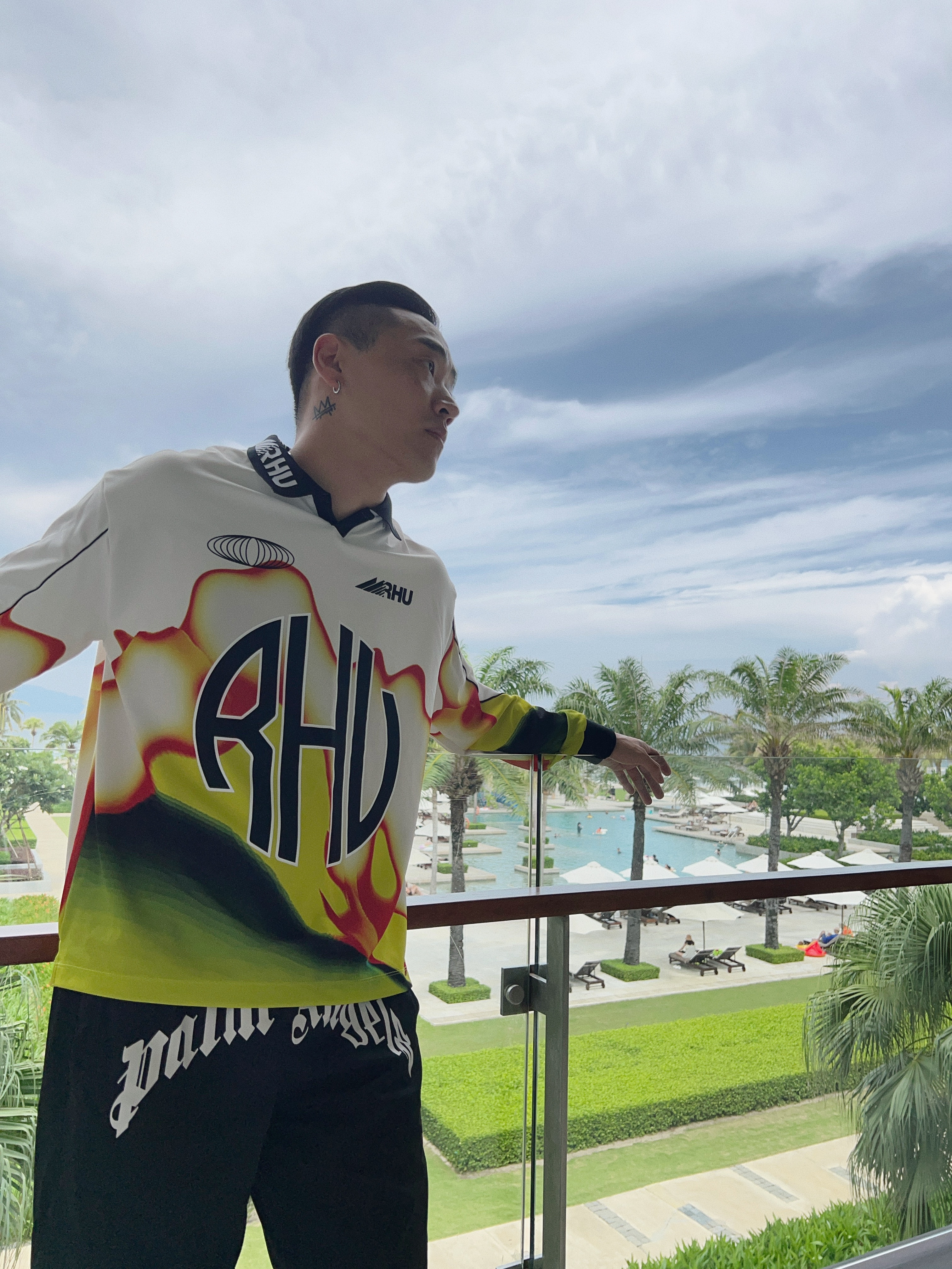 Stussy x Born X Raised Beach Towel Multi, Jordan x Paris Saint-Germain x 3.Paradis 2022/23 Dri-Fit Stadium Away Jersey Light Smoke Grey 착용 스타일 - 3