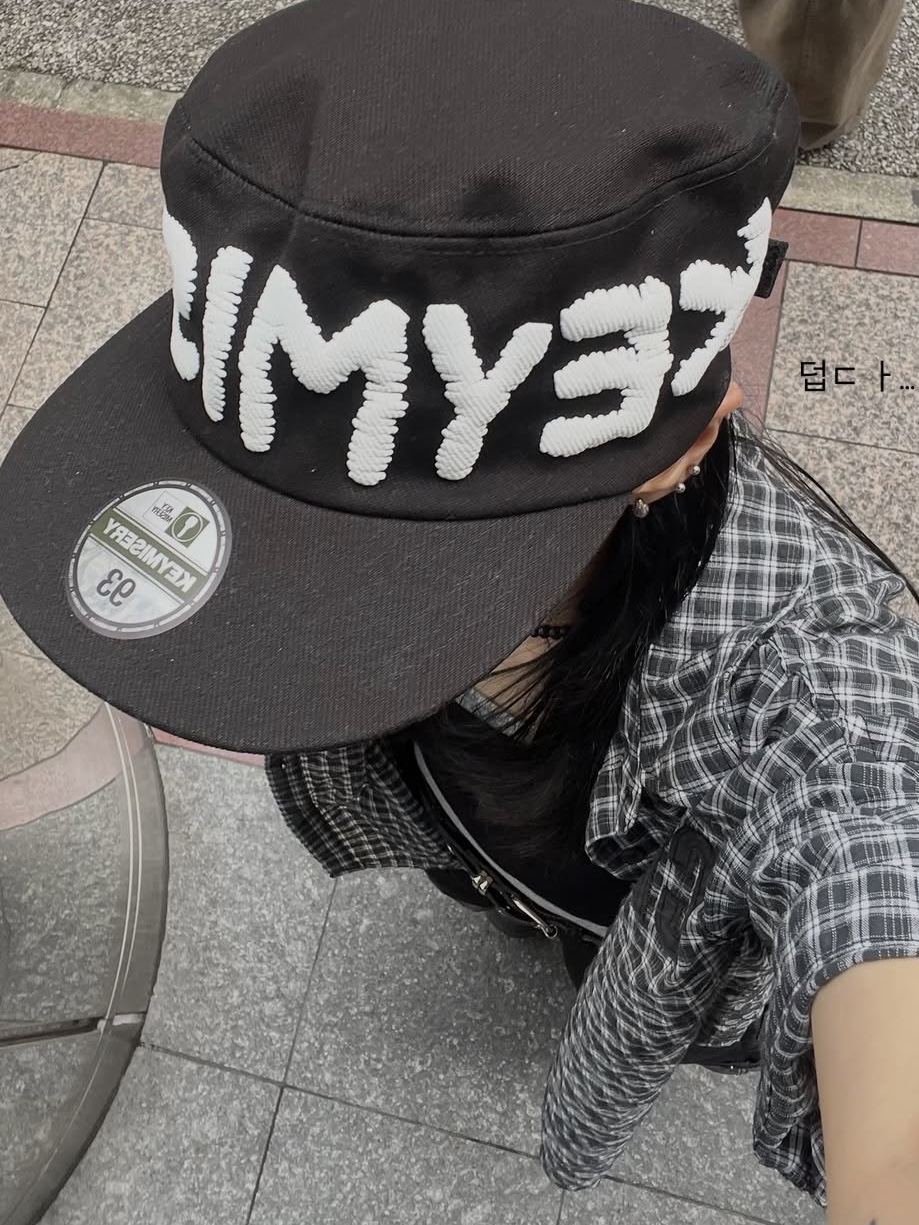 Keymisery Whisper Pillbox Cap Black, Crocs Stomp Clog Black 착용 스타일 - 4