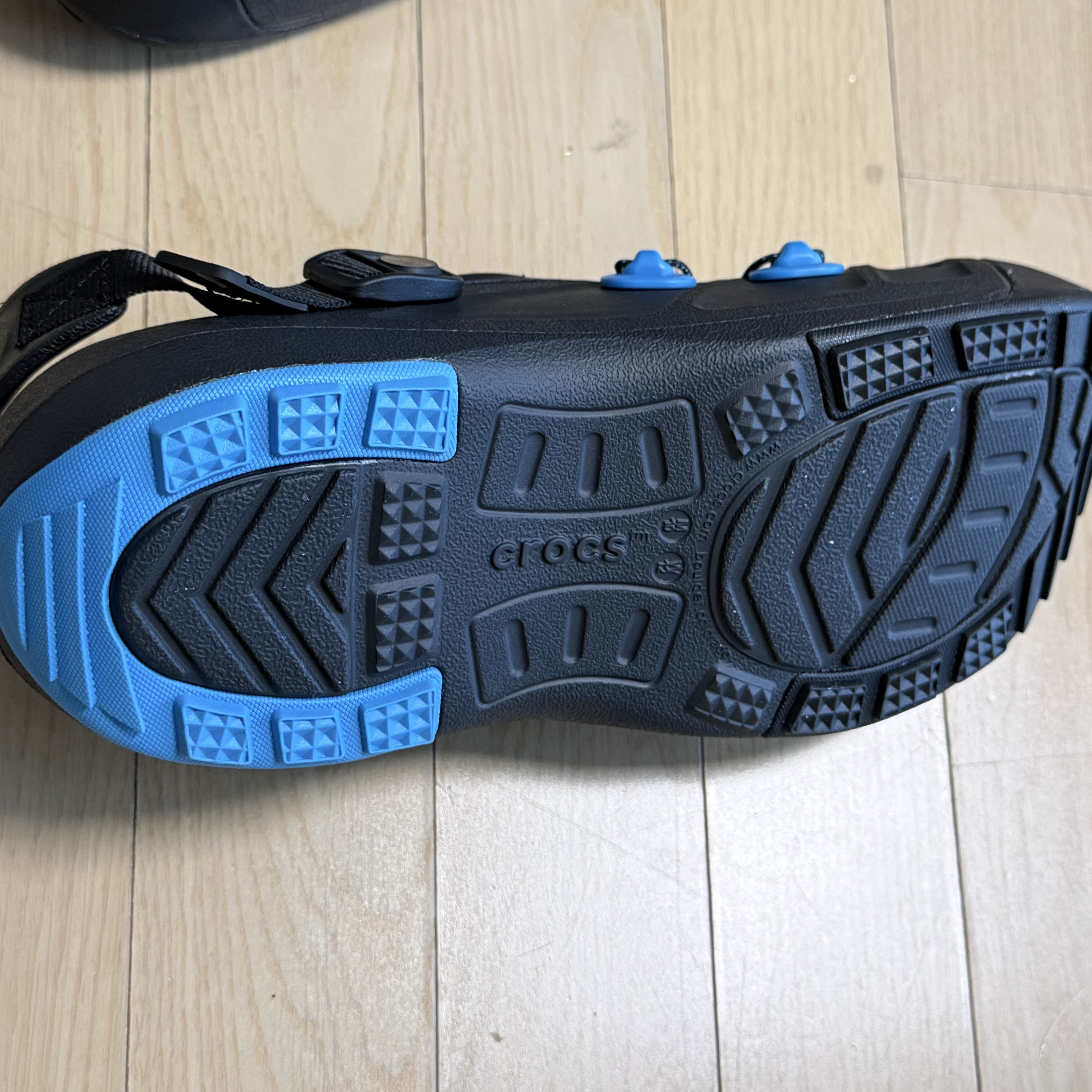 Crocs x Helinox Quick Trail Clog Black 착용 스타일 - 2