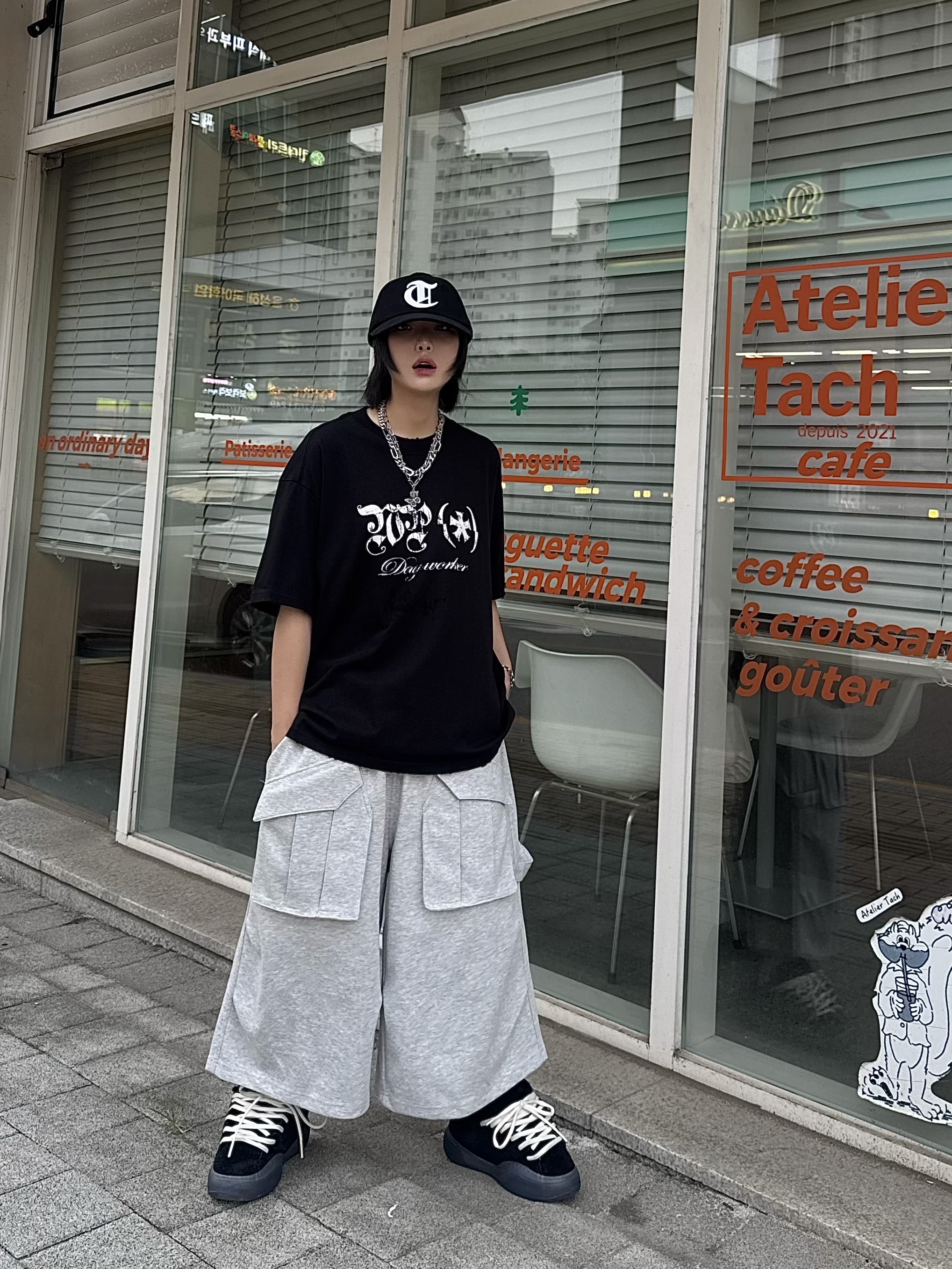 [KREAM 단독] Flavorism Bermuda Cargo Sweat Pants Melange, Wapworks Dayworker T-Shirt Black 착용 스타일 - 7