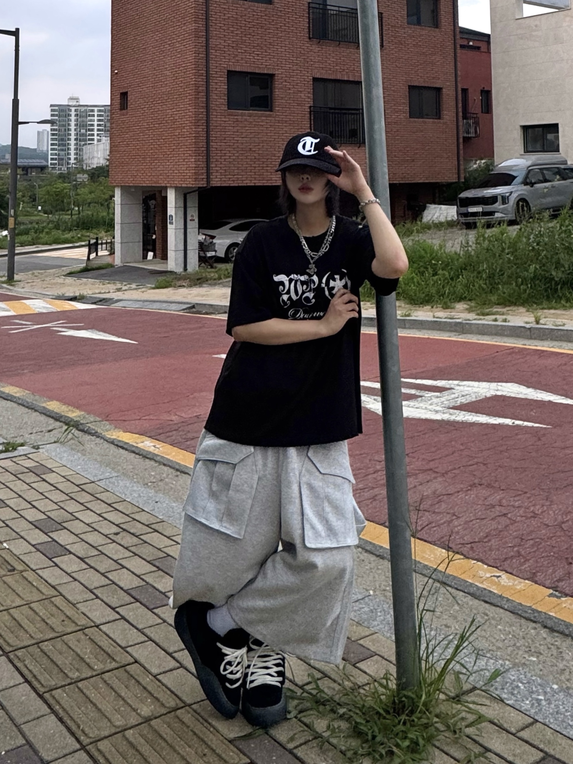 [KREAM 단독] Flavorism Bermuda Cargo Sweat Pants Melange, Wapworks Dayworker T-Shirt Black 착용 스타일 - 4