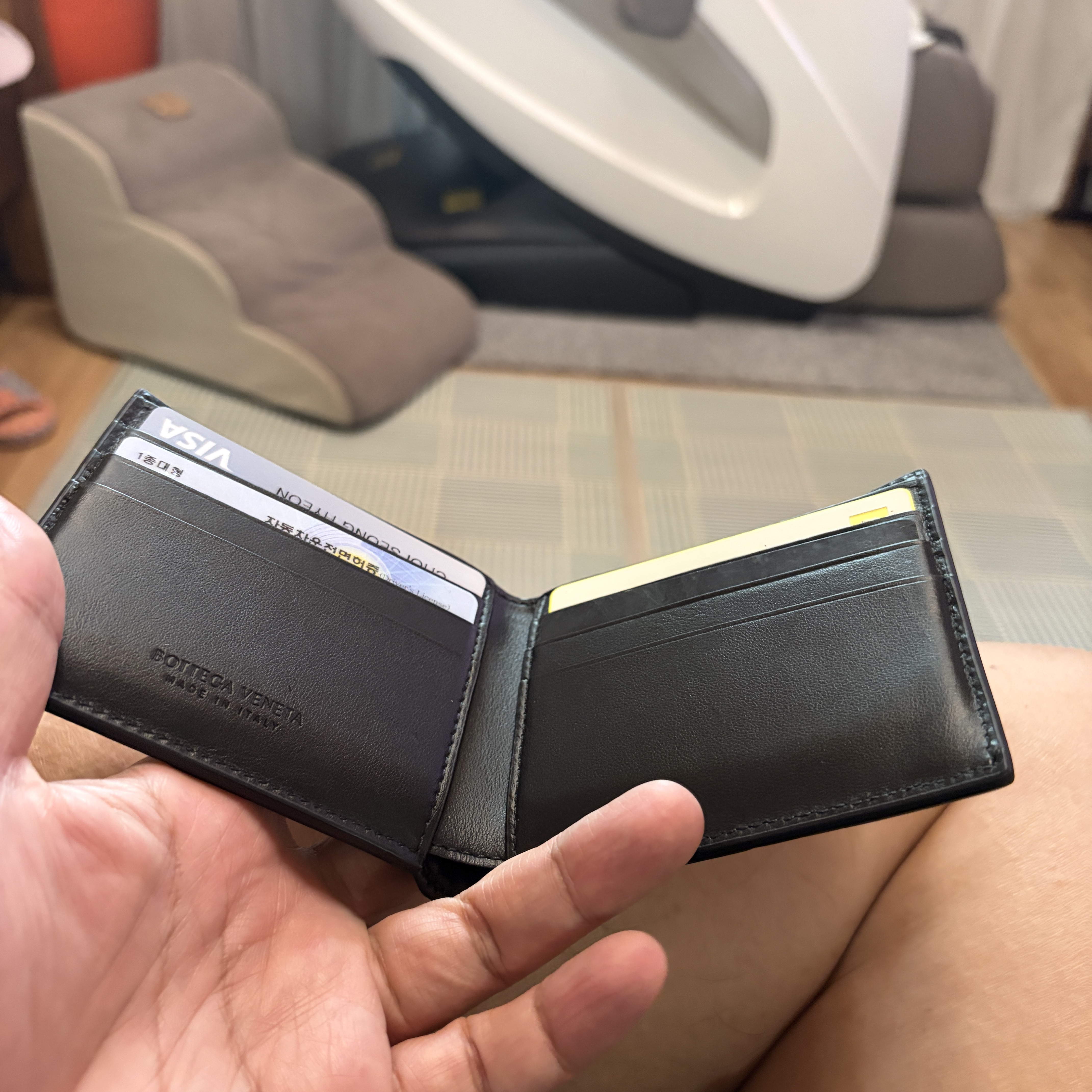 Bottega Veneta Bi-Fold Wallet Black 착용 스타일 - 3