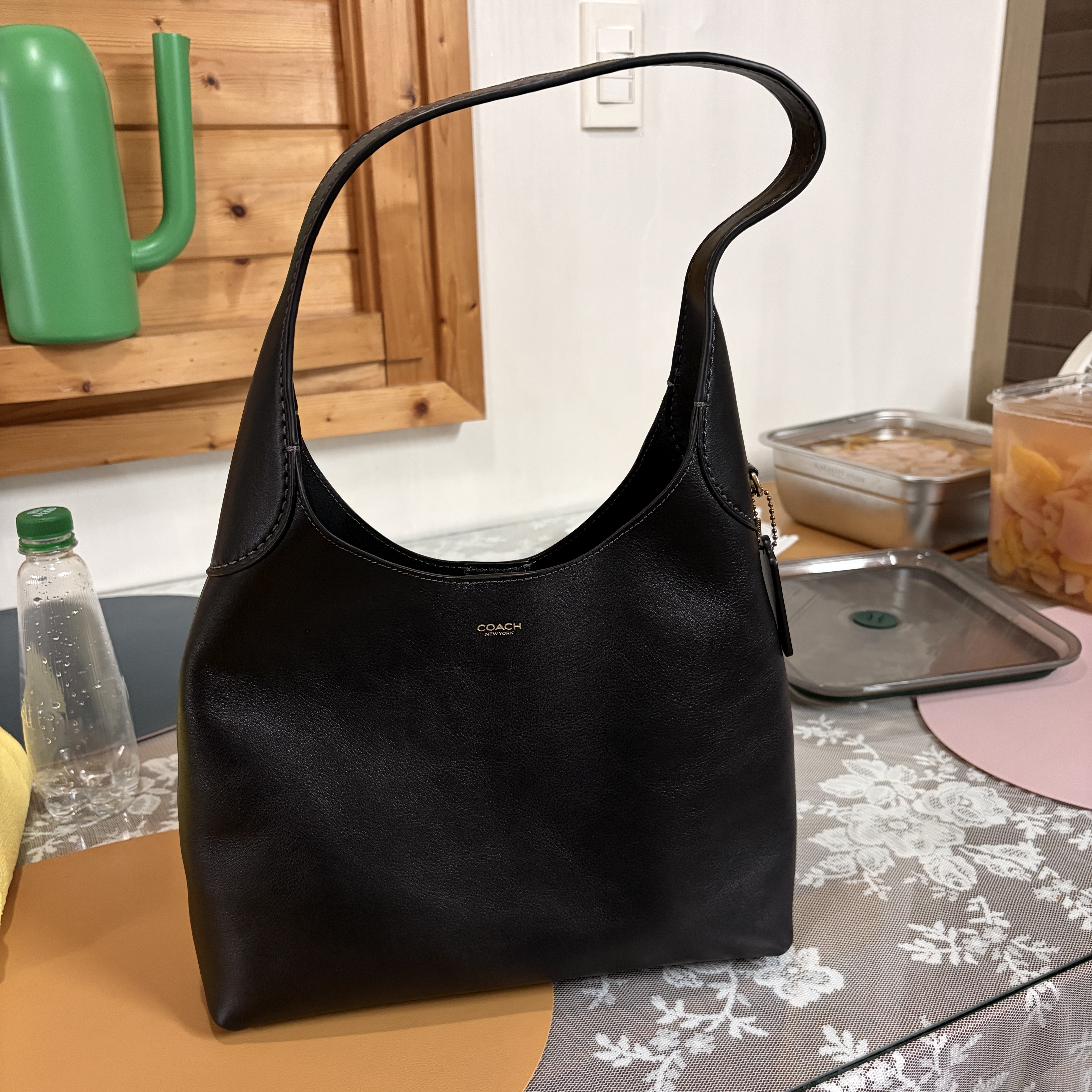 Coach Brooklyn shoulder Bag 28 Brass & Black 착용 스타일 - 5
