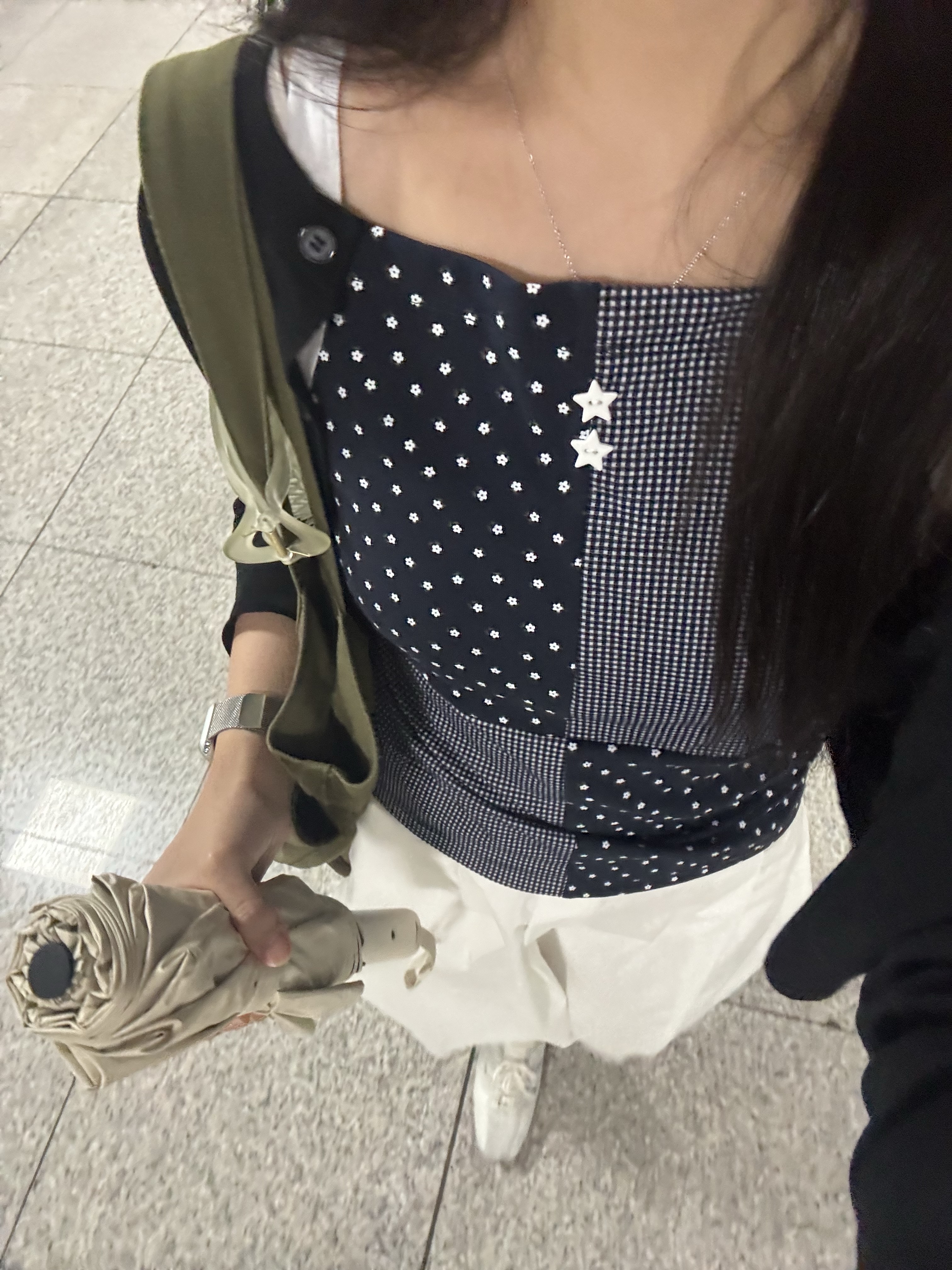CAVISH Mix Patch Sleeveless Navy 착용 스타일 - 2