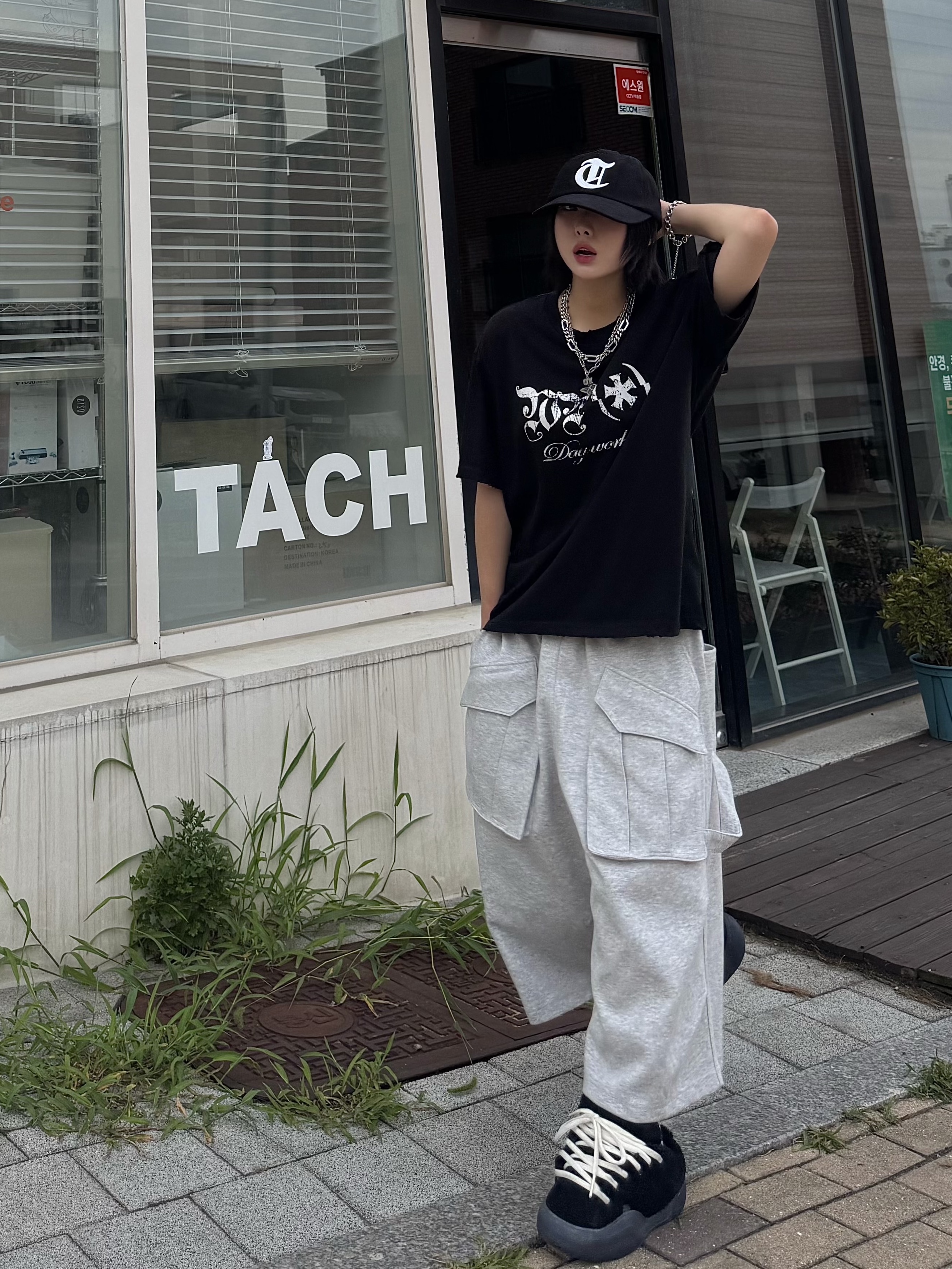 [KREAM 단독] Flavorism Bermuda Cargo Sweat Pants Melange, Wapworks Dayworker T-Shirt Black 착용 스타일 - 8
