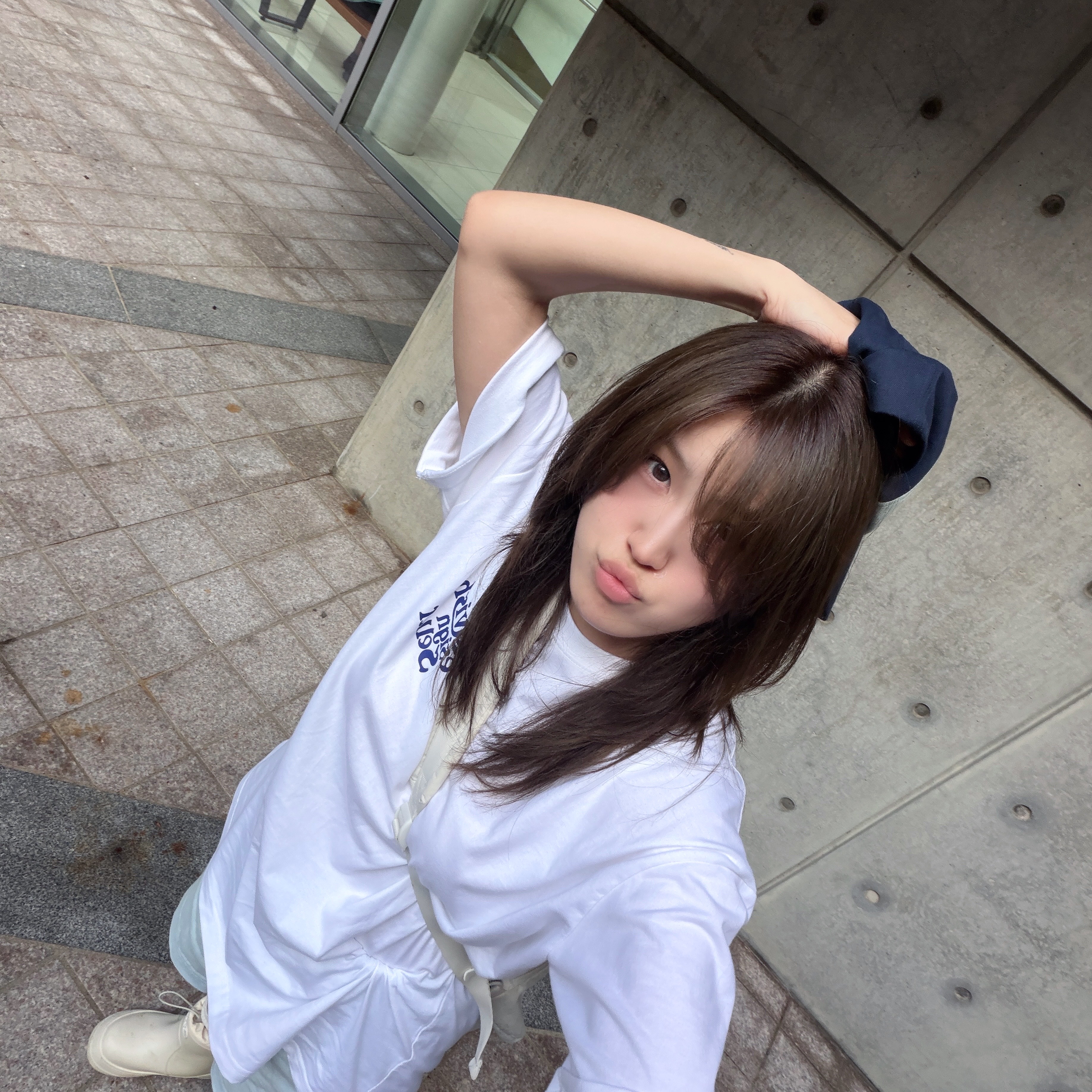 CAVISH Seller Logo SS Tee White, RECLOW Re-rain Shirring Boots Ivory 착용 스타일 - 2