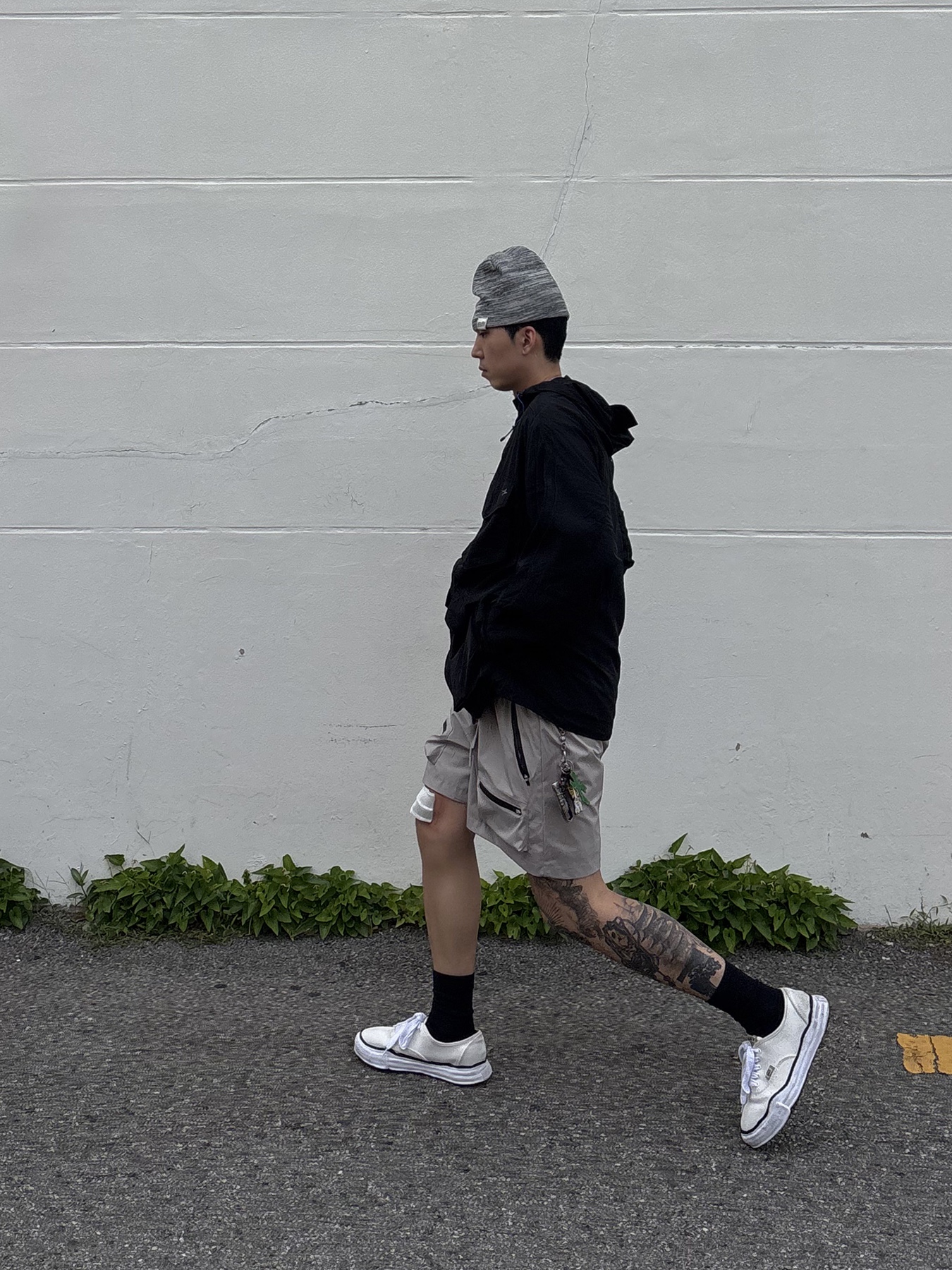 Maison Mihara Yasuhiro Baker OG Sole Canvas Low Cut Sneakers White, Wapworks Hydro Signal Trace Shorts Grey 착용 스타일 - 2