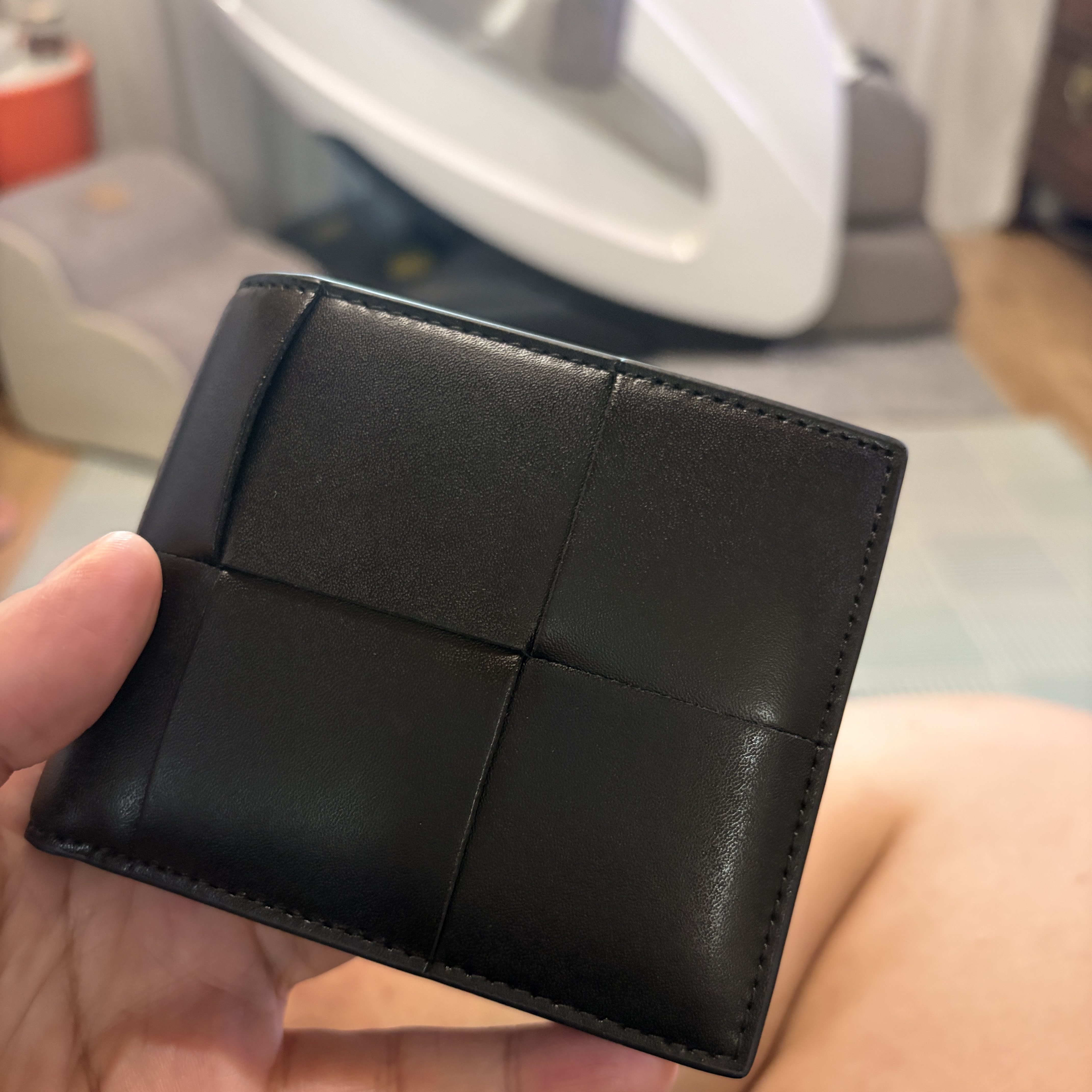 Bottega Veneta Bi-Fold Wallet Black 착용 스타일 - 2