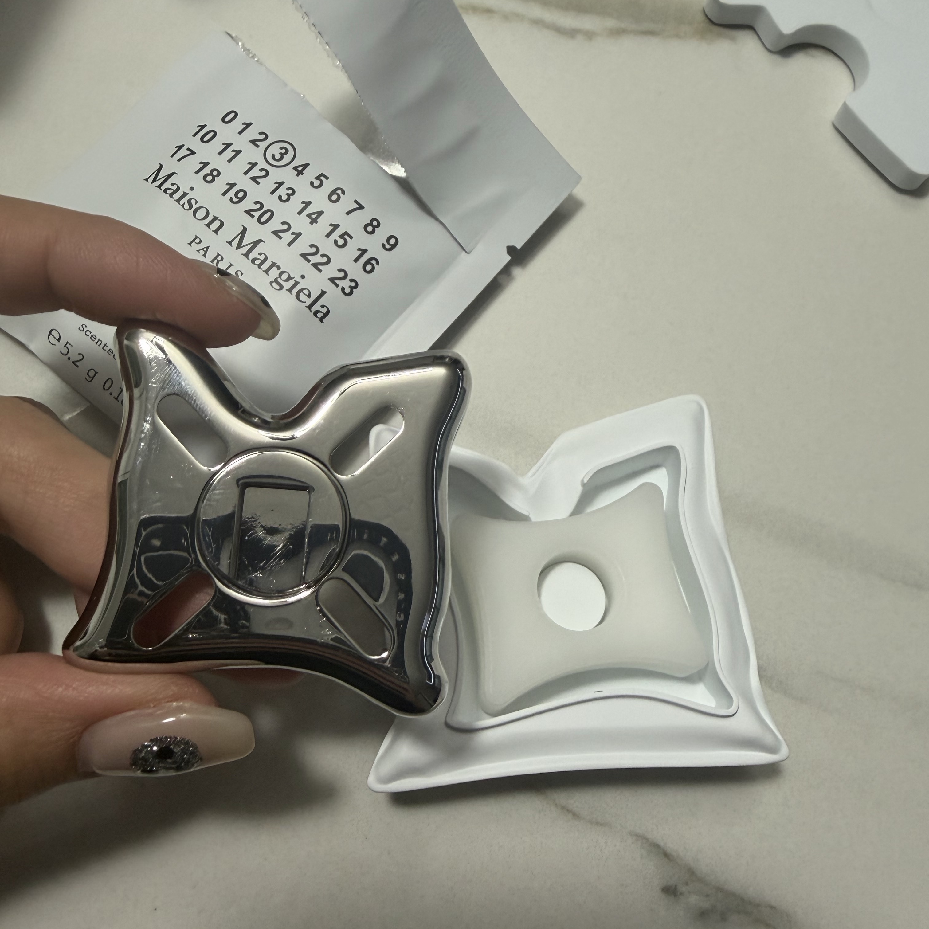 [사은품 이벤트] MAISON MARGIELA REPLICA LAZY SUNDAY MORNING CAR DIFFUSER 착용 스타일 - 2