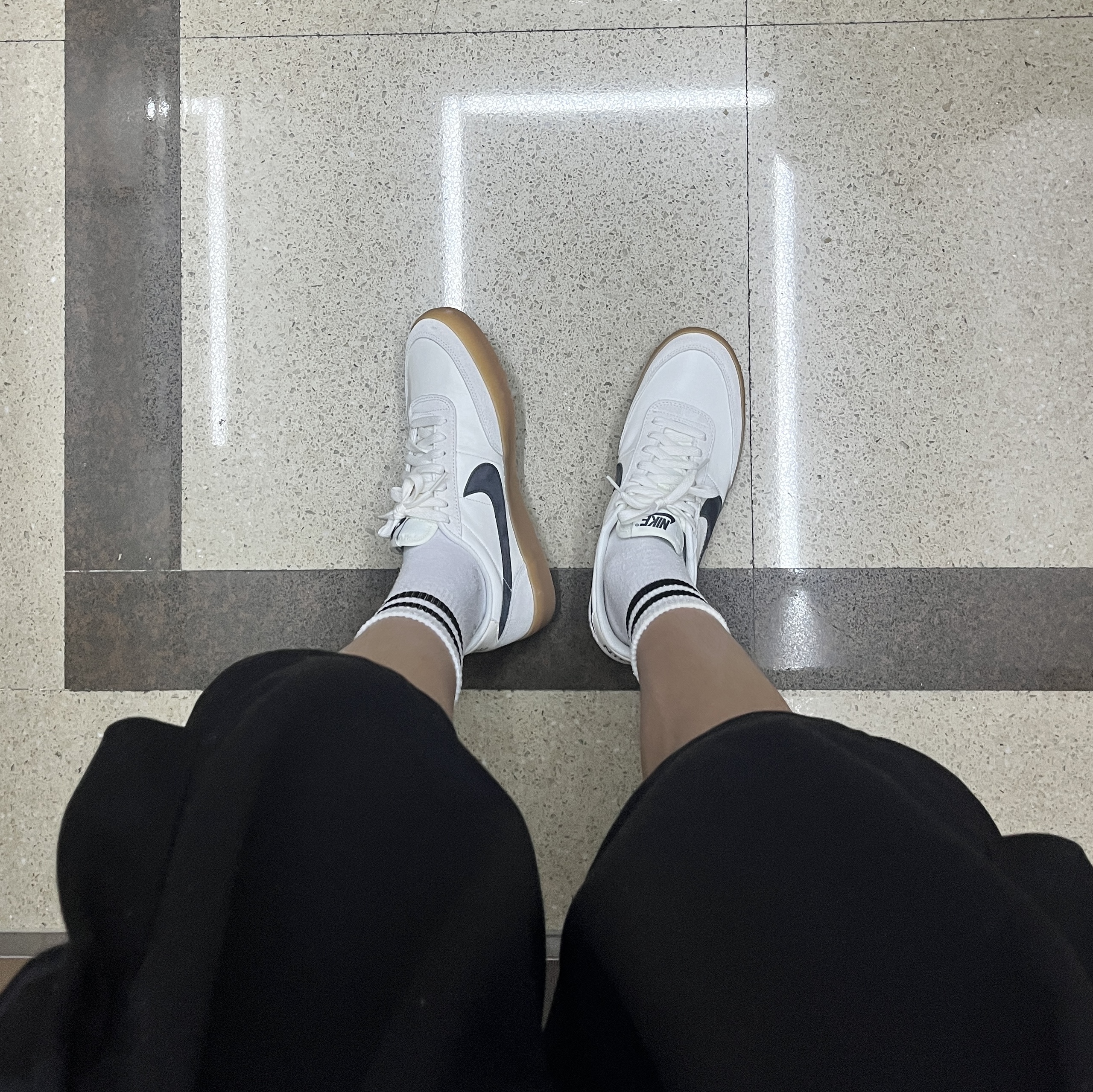 Nike Killshot 2 Leather Sail Oil Grey Gum 착용 스타일