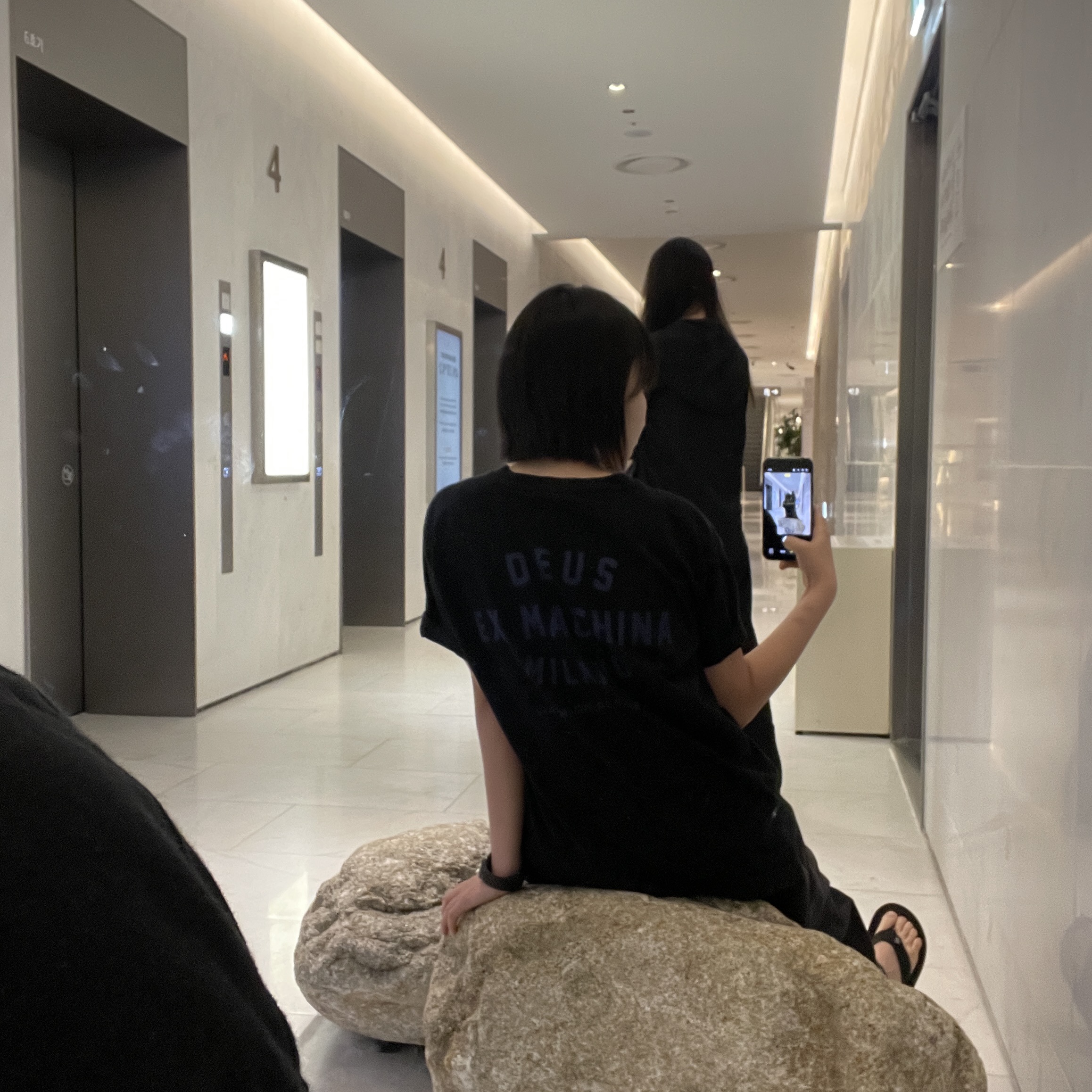 Deus Ex Machina Milano College Address T-Shirt Black 착용 스타일