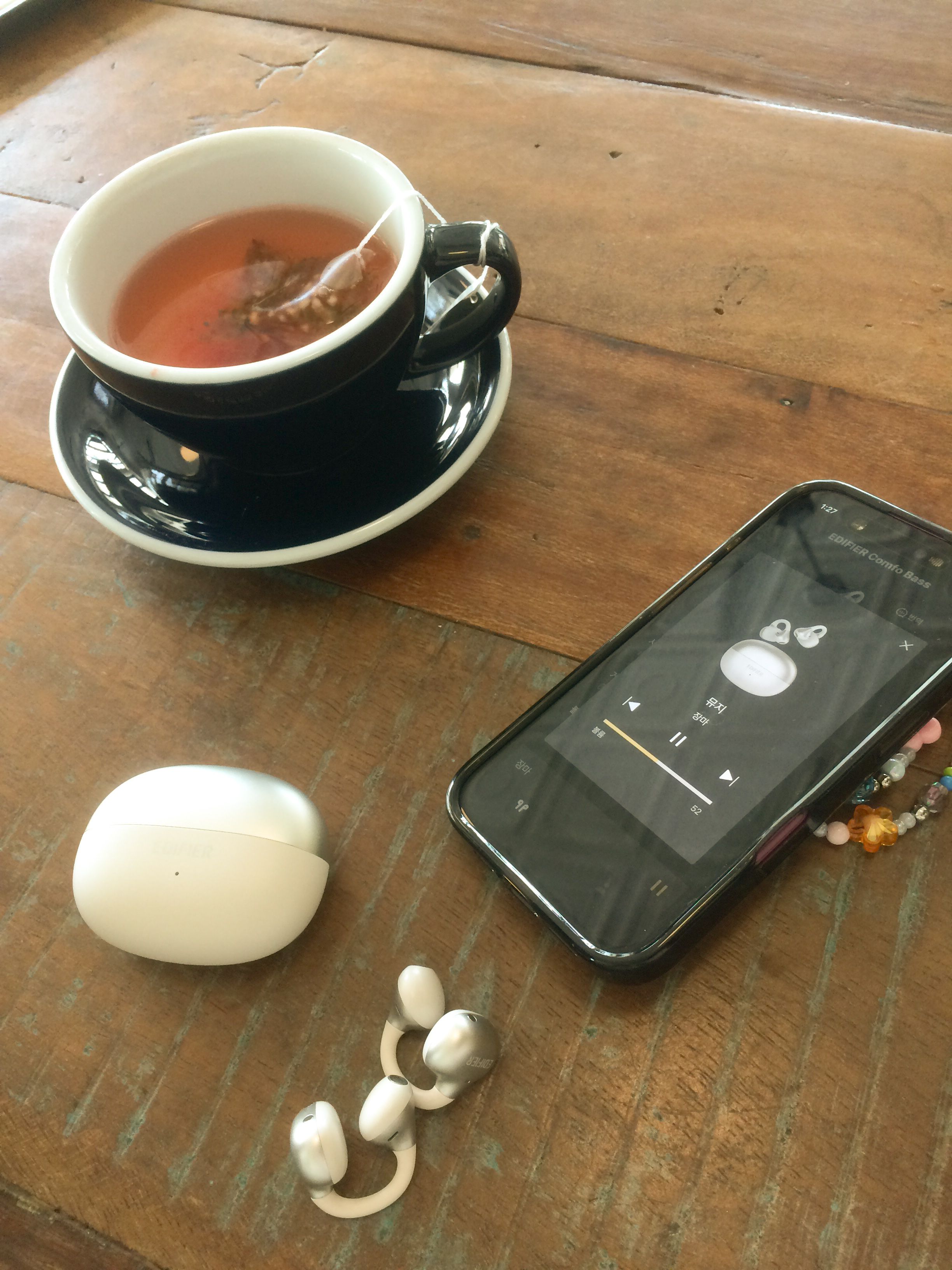 Edifier Comfo Bass Open-Ear Bluetooth Earbuds - Silver 착용 스타일 - 7