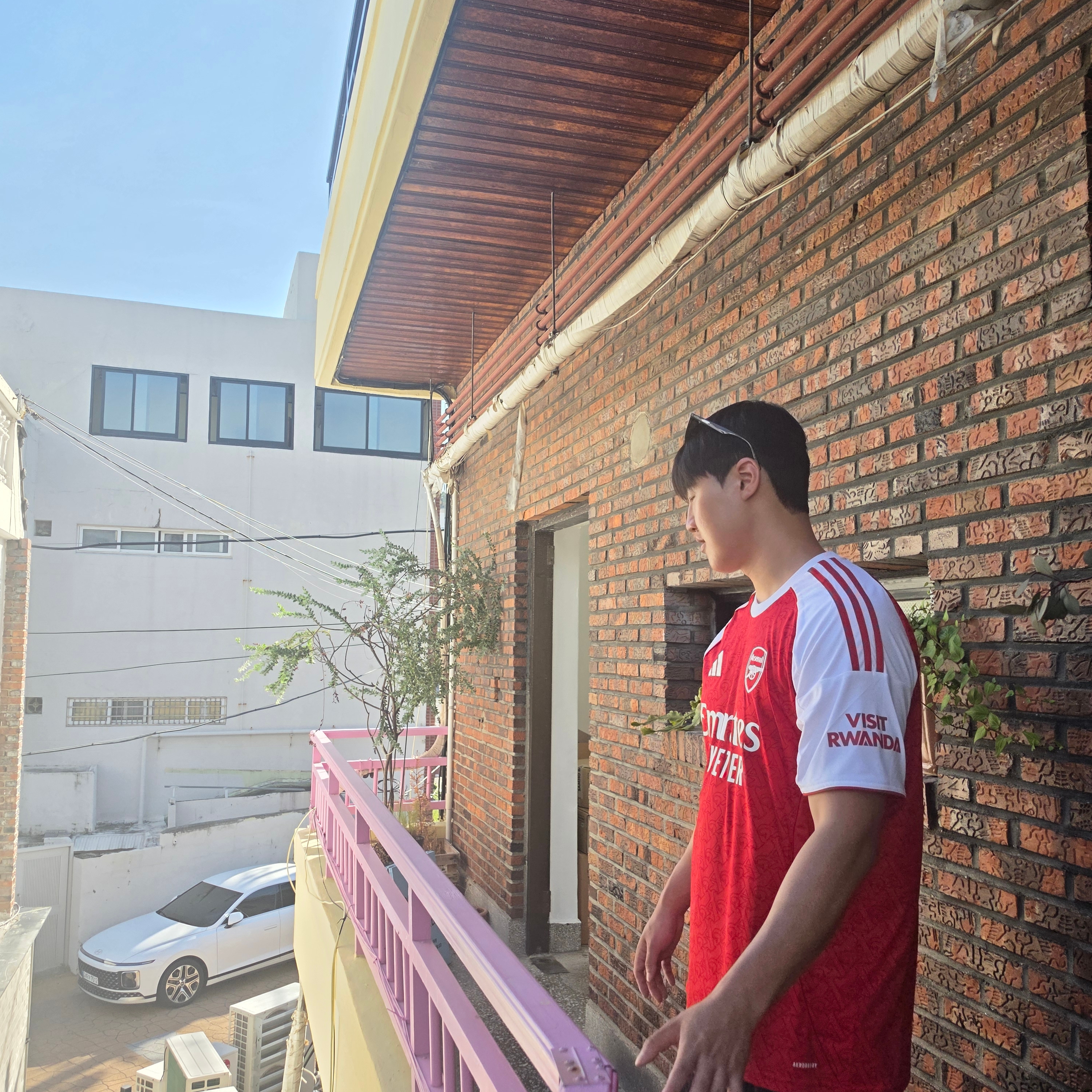 Adidas Arsenal 2025/26 Home Jersey Better Scarlet White - KR Sizing (Non Marking Ver.), Gentle Monster Lilit 01 Black 착용 스타일 - 2