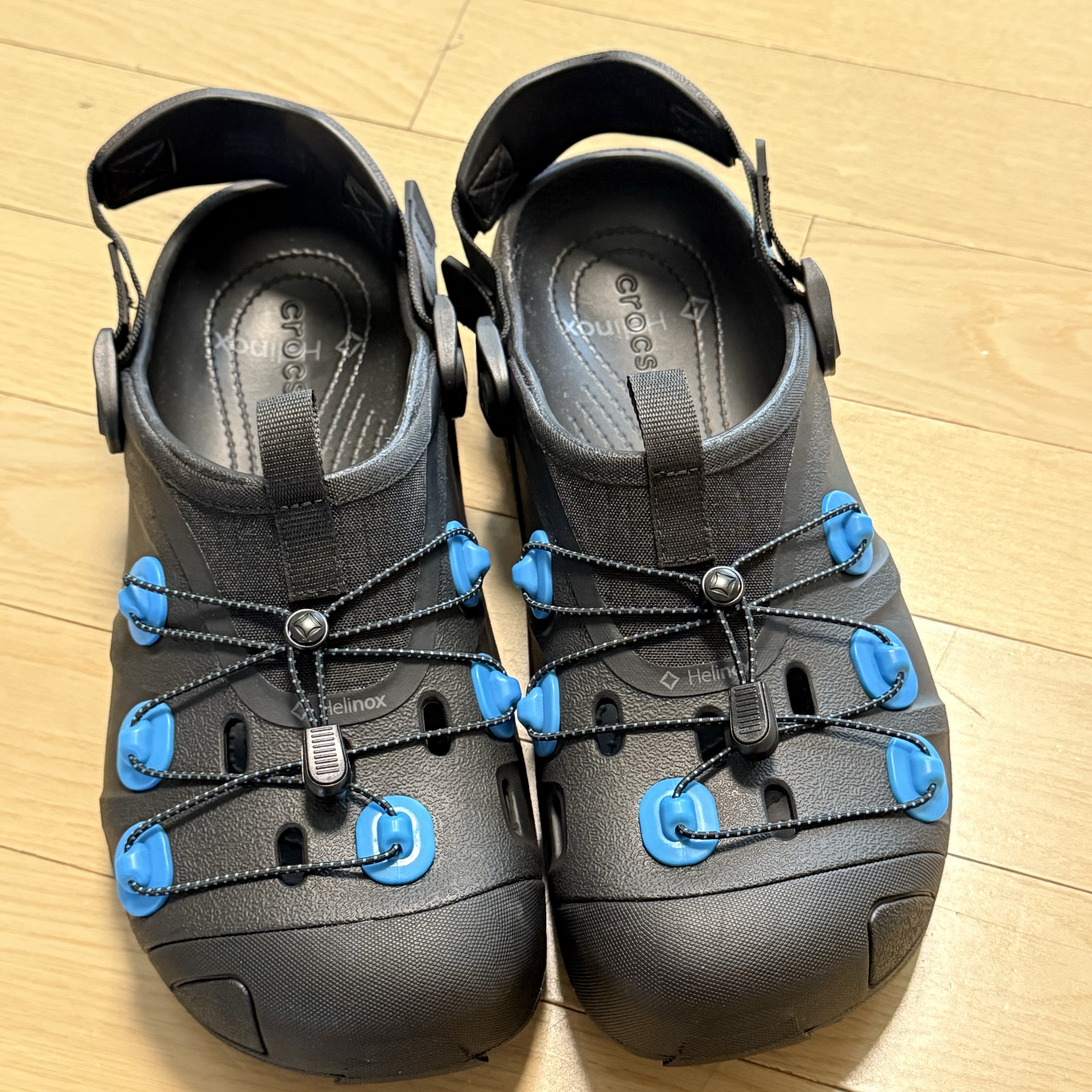 Crocs x Helinox Quick Trail Clog Black 착용 스타일 - 1