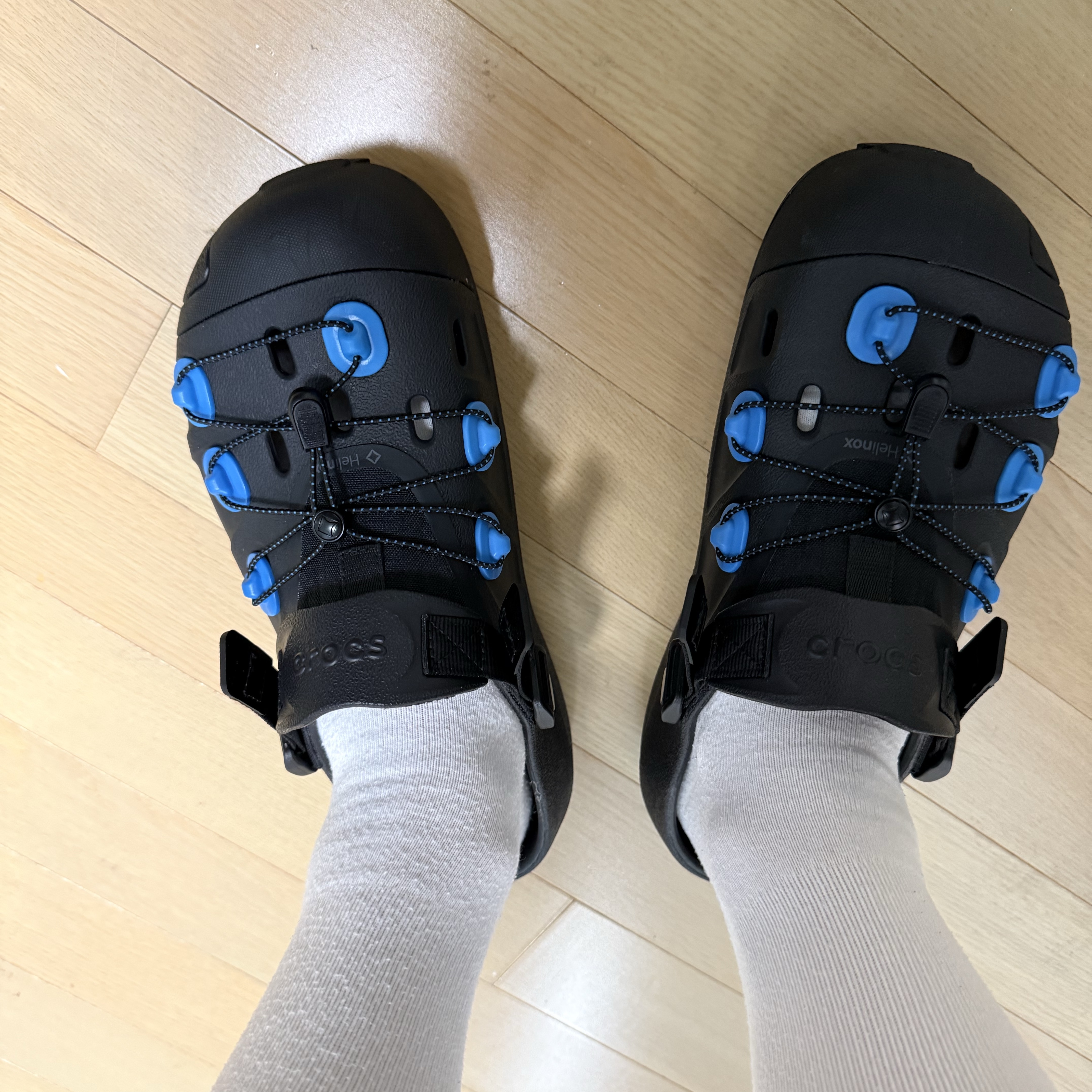 Crocs x Helinox Quick Trail Clog Black 착용 스타일 - 3