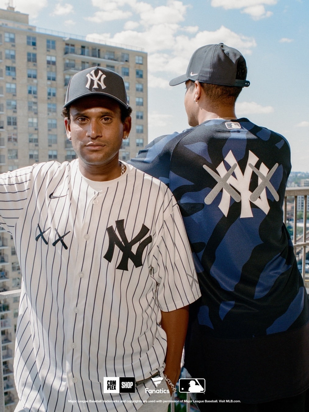 Nike x KAWS MLB Los Angeles Dodgers Stadium Jersey White, Nike x KAWS MLB New York Yankees Stadium Jersey White 착용 스타일 - 3