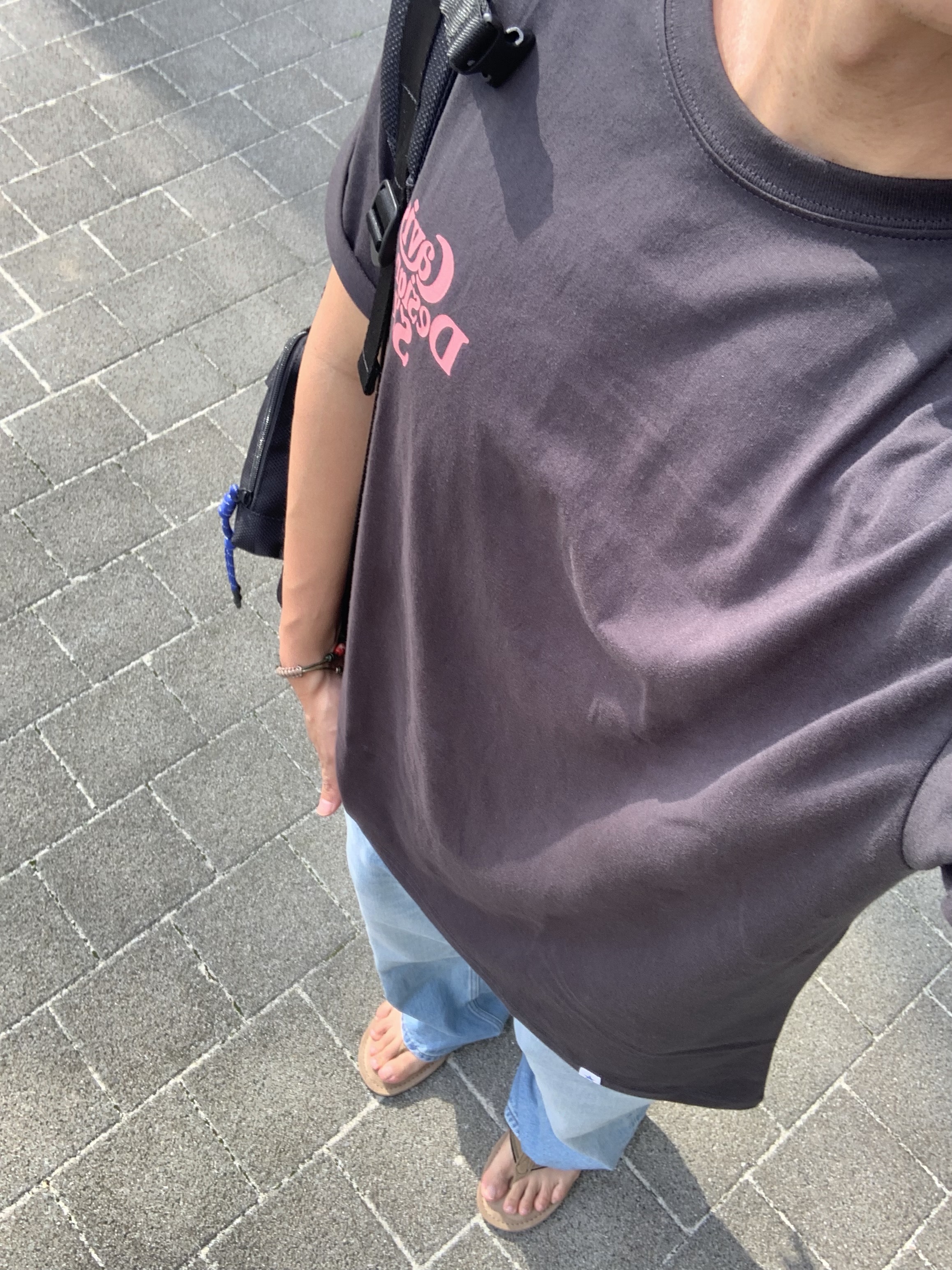 CAVISH Seller Logo SS Tee Charcoal 착용 스타일 - 1