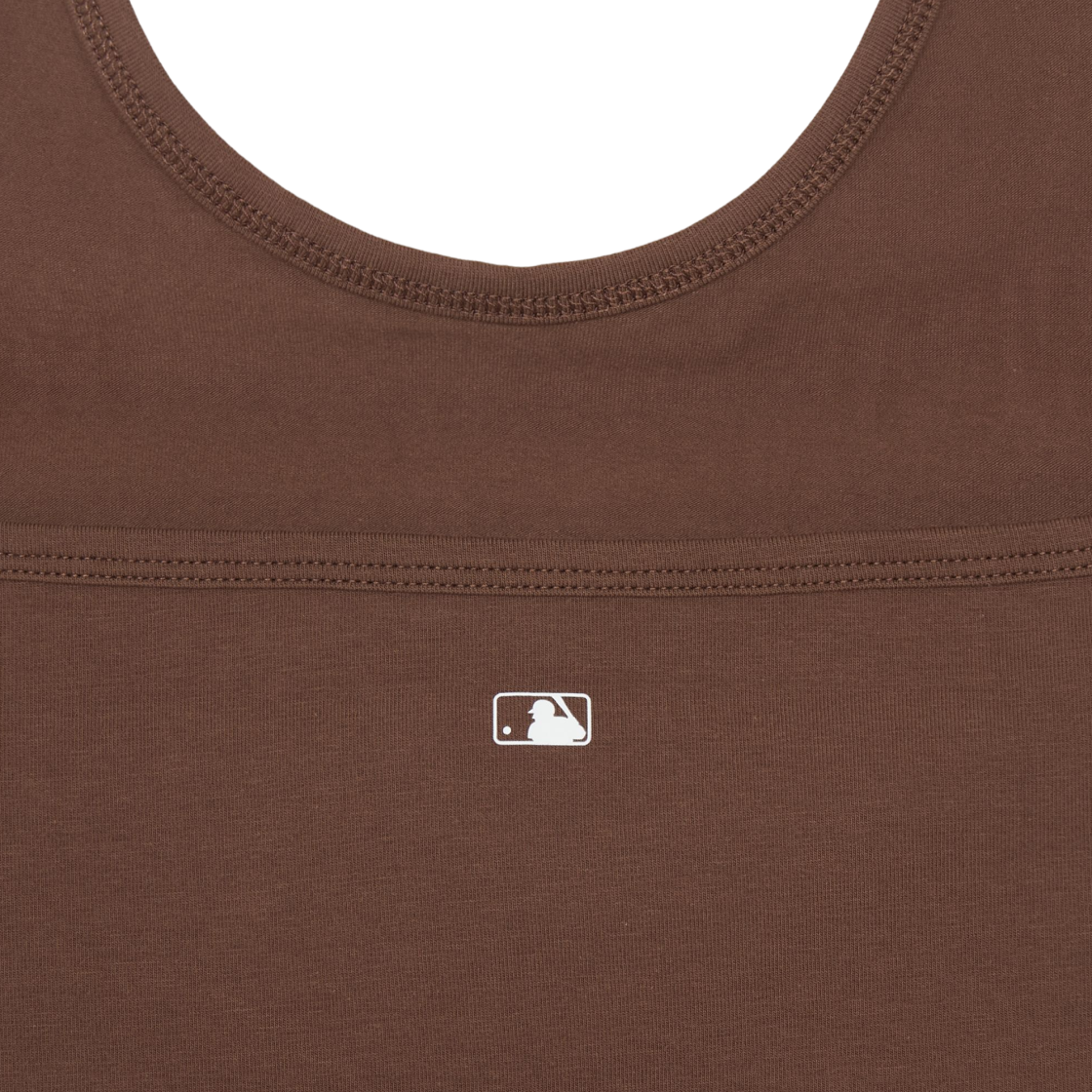 (W) MLB x 키스 오브 라이프 뉴욕 양키스 스웨트 홀터넥 슬리브리스 티셔츠 브라운((W) MLB x Kiss Of Life New York Yankees Sweat Halterneck Sleeveless T-Shirt Brown) - 3