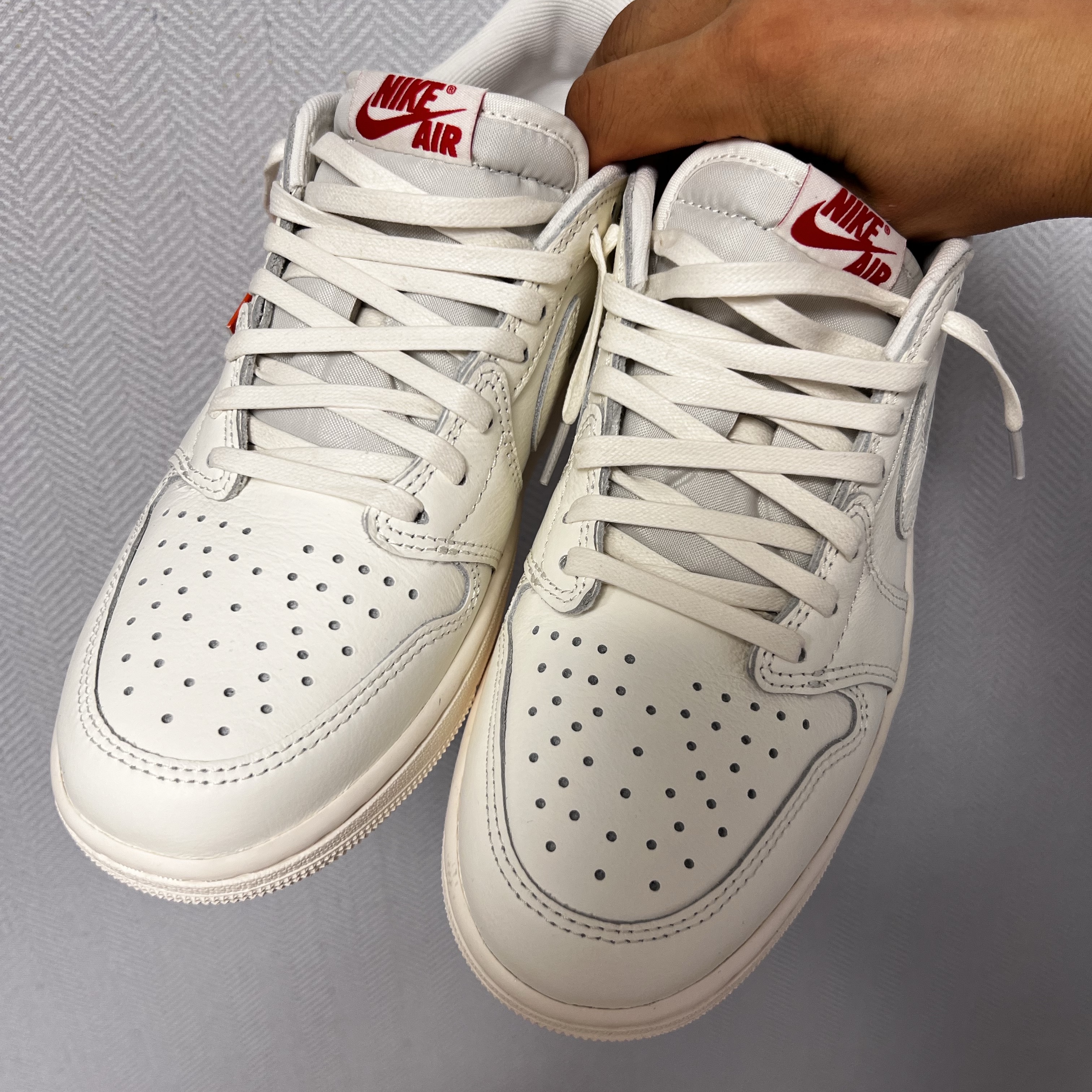 Jordan 1 Retro Low OG Sail and University Red 착용 스타일 - 2