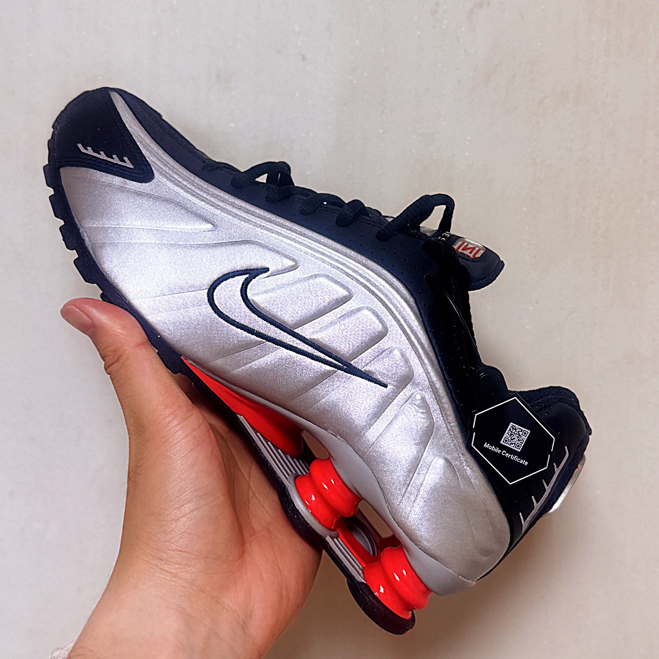Nike Shox R4 Metallic Silver Red 착용 스타일