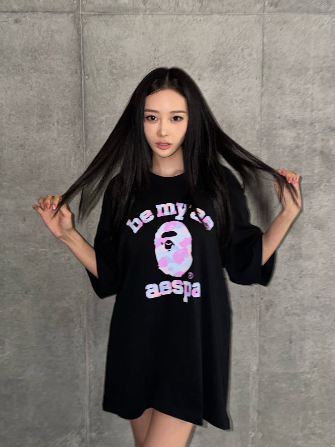 BAPE x Aespa Baby Milo Lemonade Relaxed Fit T-Shirt Black, BAPE x Aespa College Relaxed Fit T-Shirt Black μ°©μ© μ€νμΌ - 3