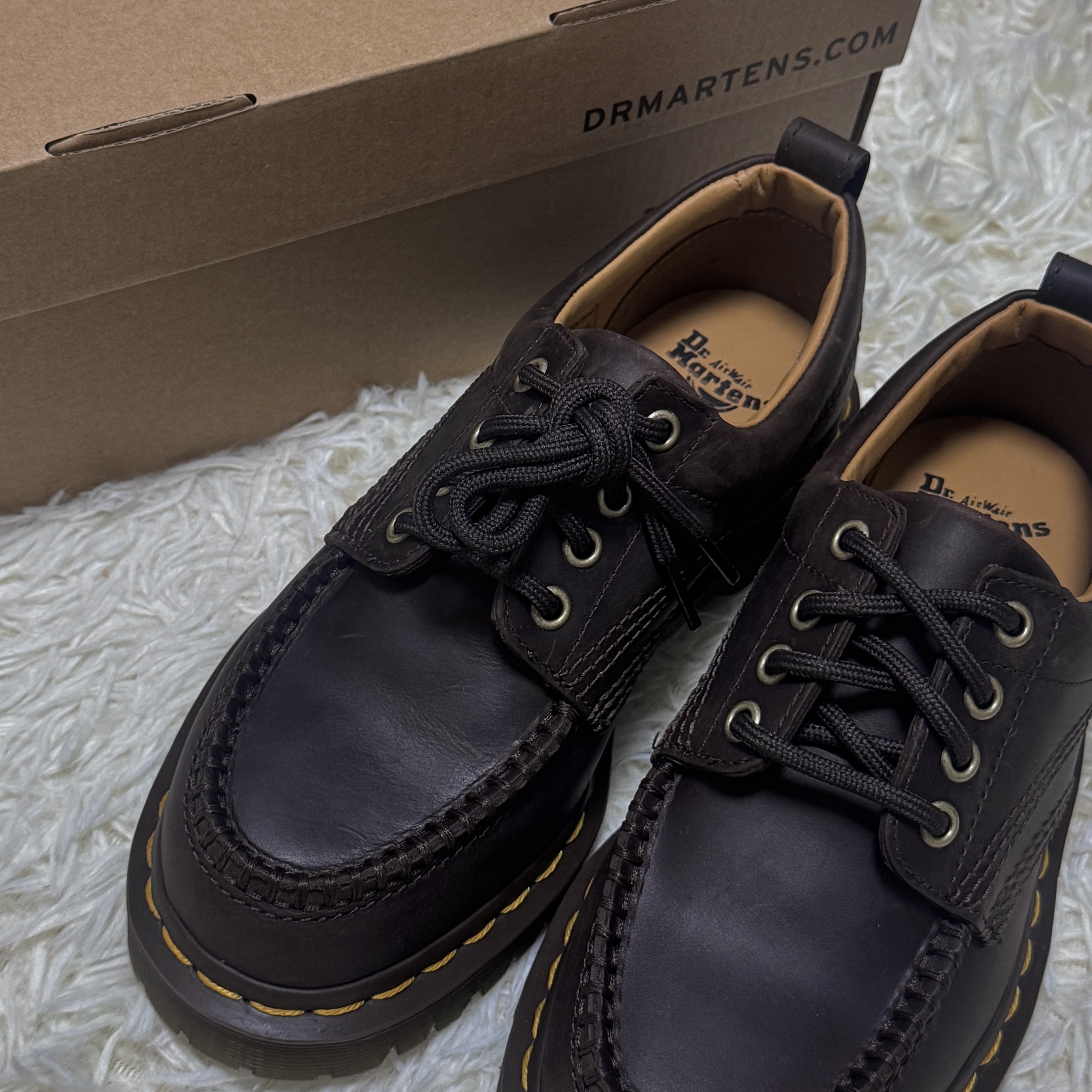 Dr. Martens Lowell 4 Eye Crazy Horse Leather Moc Toe Dark Brown 착용 스타일 - 1