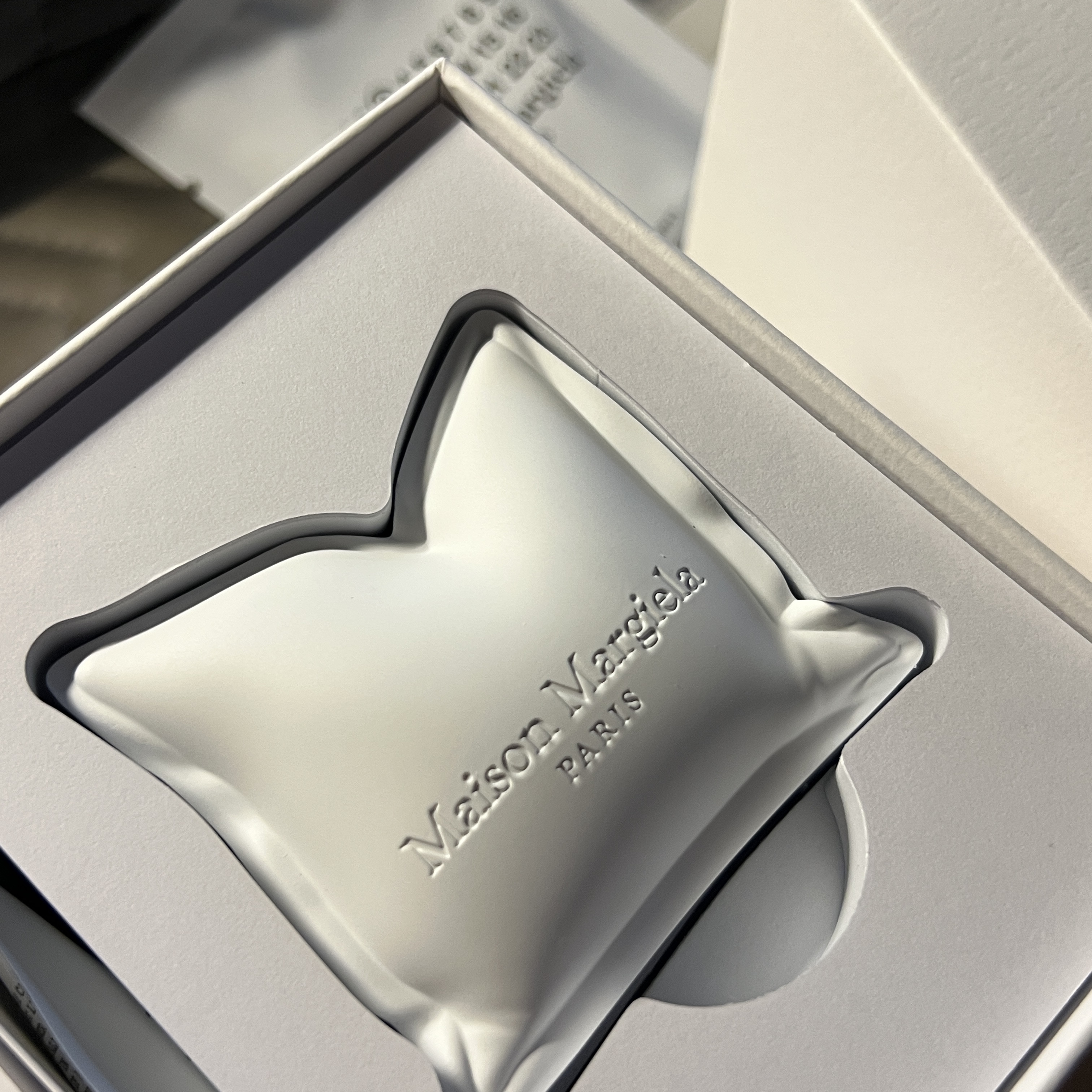 [사은품 이벤트] MAISON MARGIELA REPLICA LAZY SUNDAY MORNING CAR DIFFUSER 착용 스타일