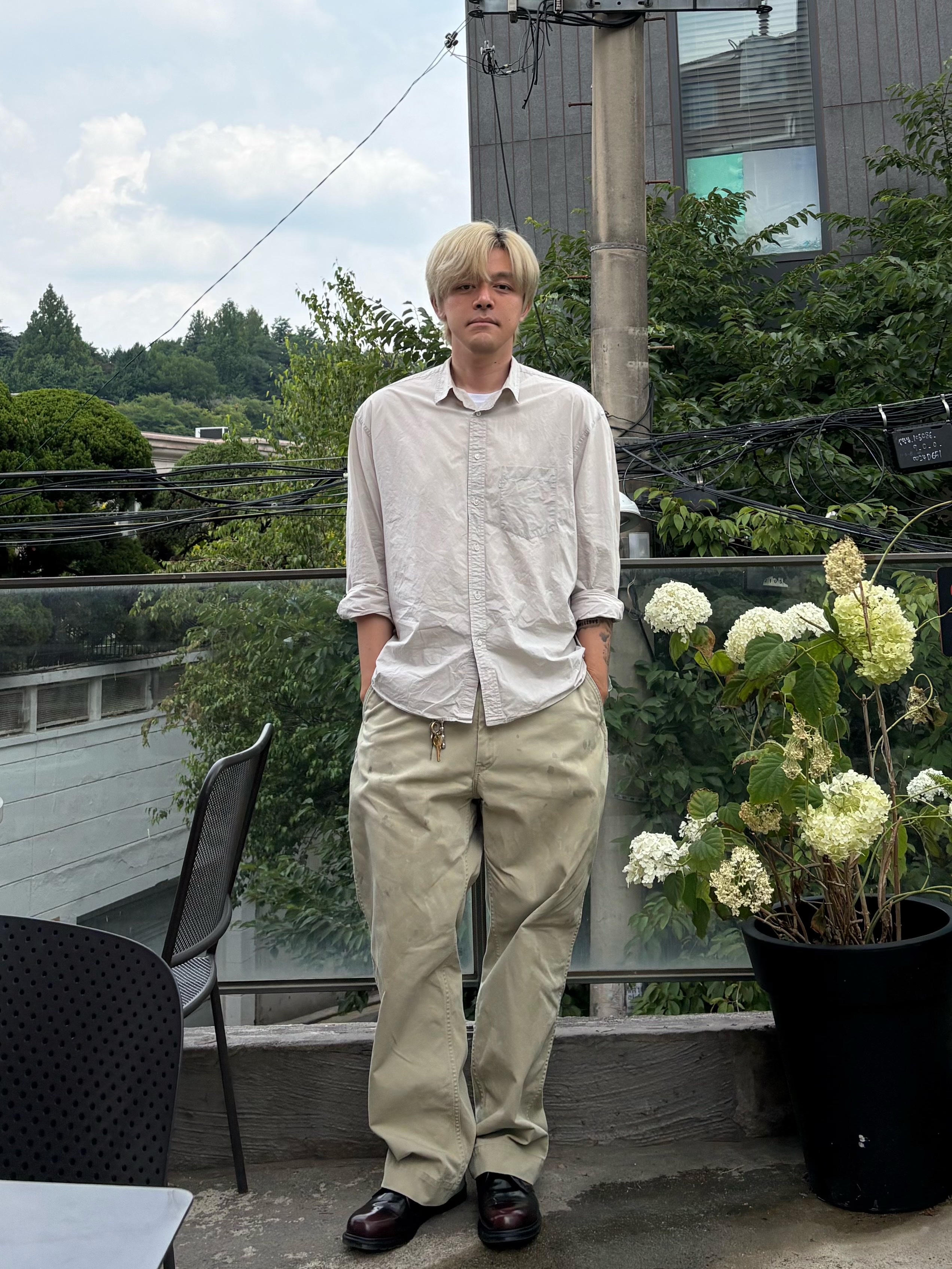 Dr. Martens Mayfare Rub Off Leather Shoes Cherry Red Arcadia, Pottery Comfort Shirt Silver 착용 스타일 - 3