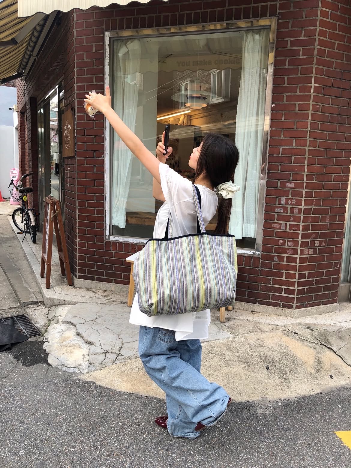 [예약 배송] SUNDAY CEREMONY Vintage Stripe Reversible Tote Bag - Black 착용 스타일