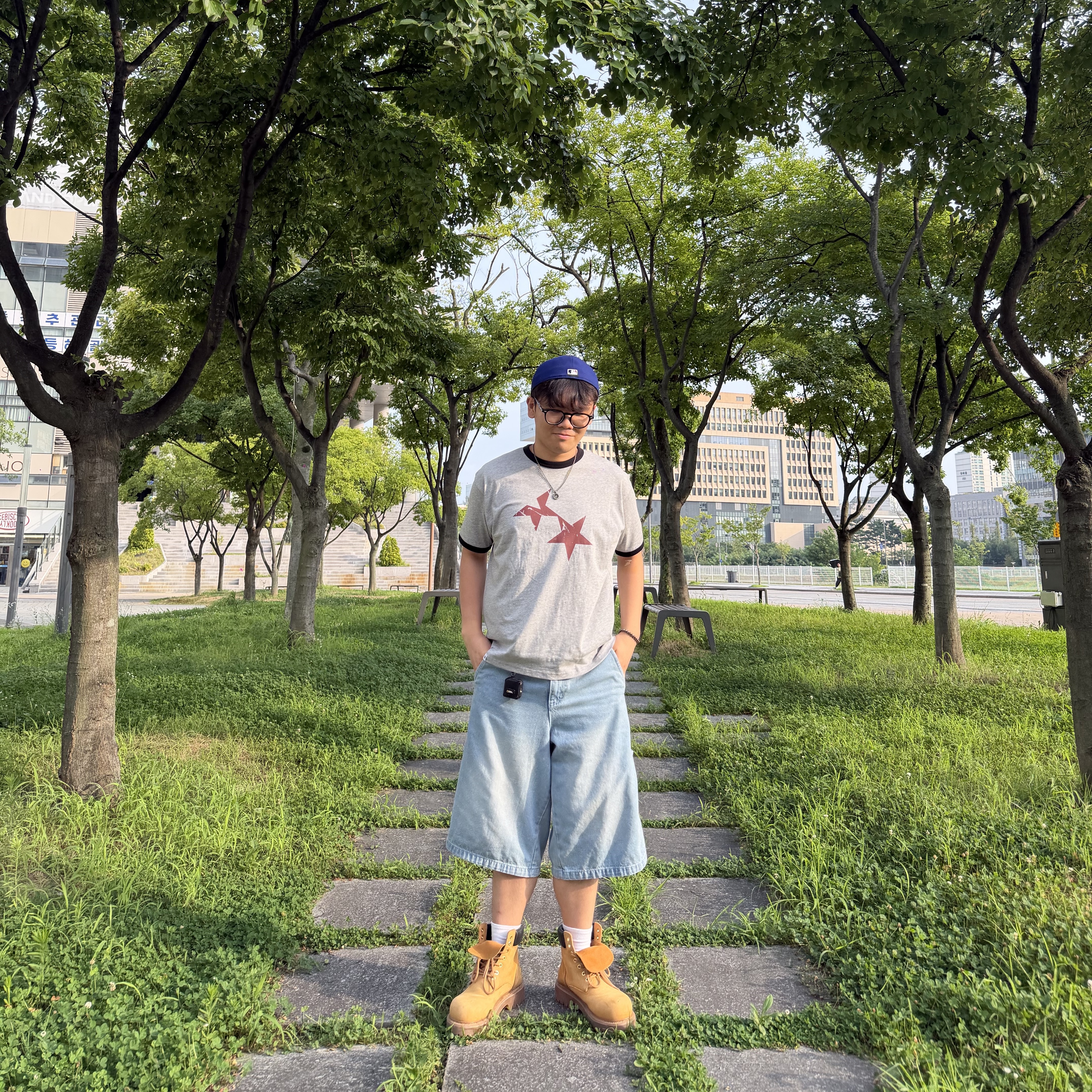 CAVISH Twin Star Ringer SS Tee Grey 착용 스타일 - 1