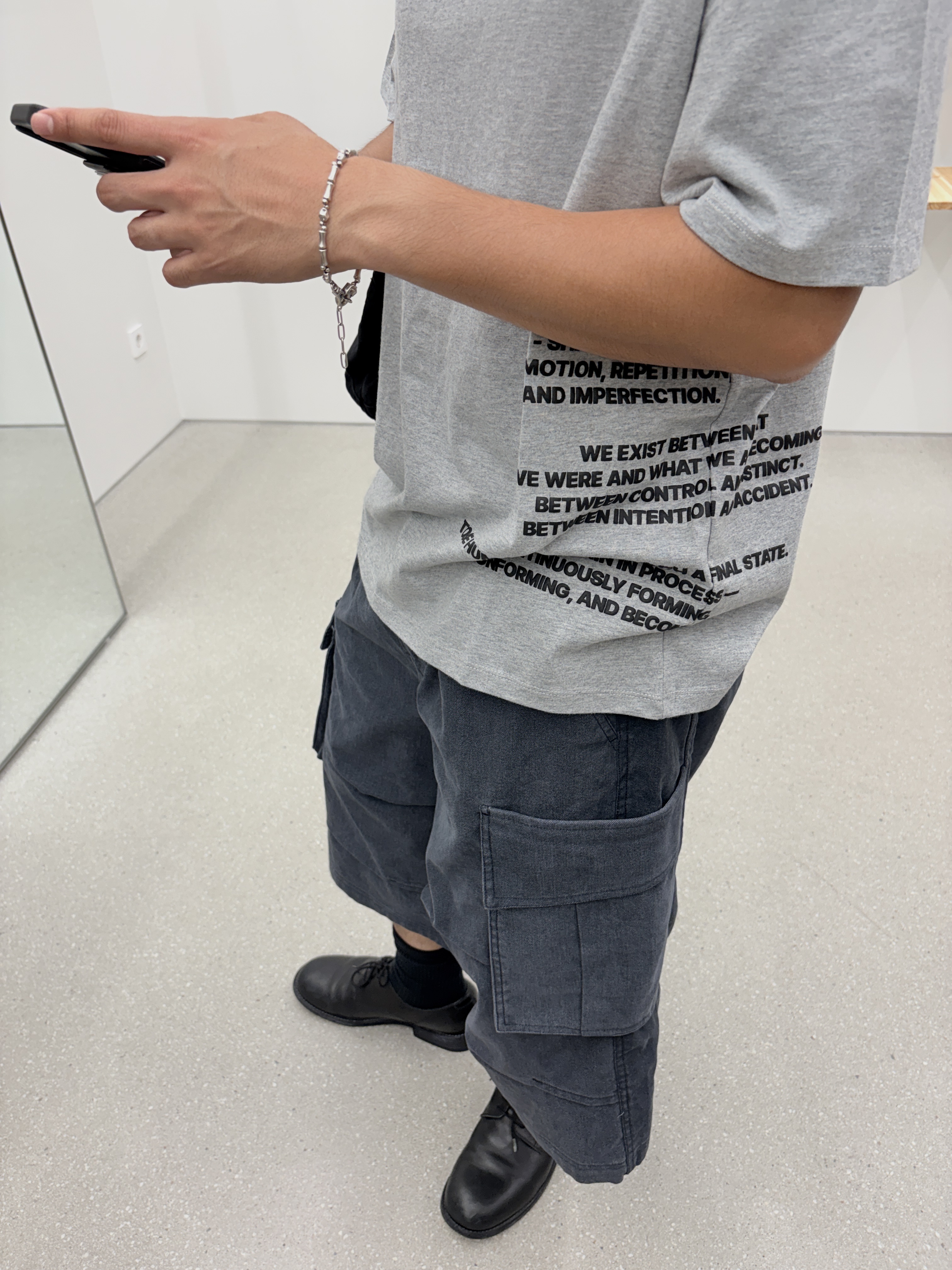 Millo Archive Orbi Bracelet Silver, Millo Archive Side Typo Printed T-Shirt Brown 착용 스타일 - 1