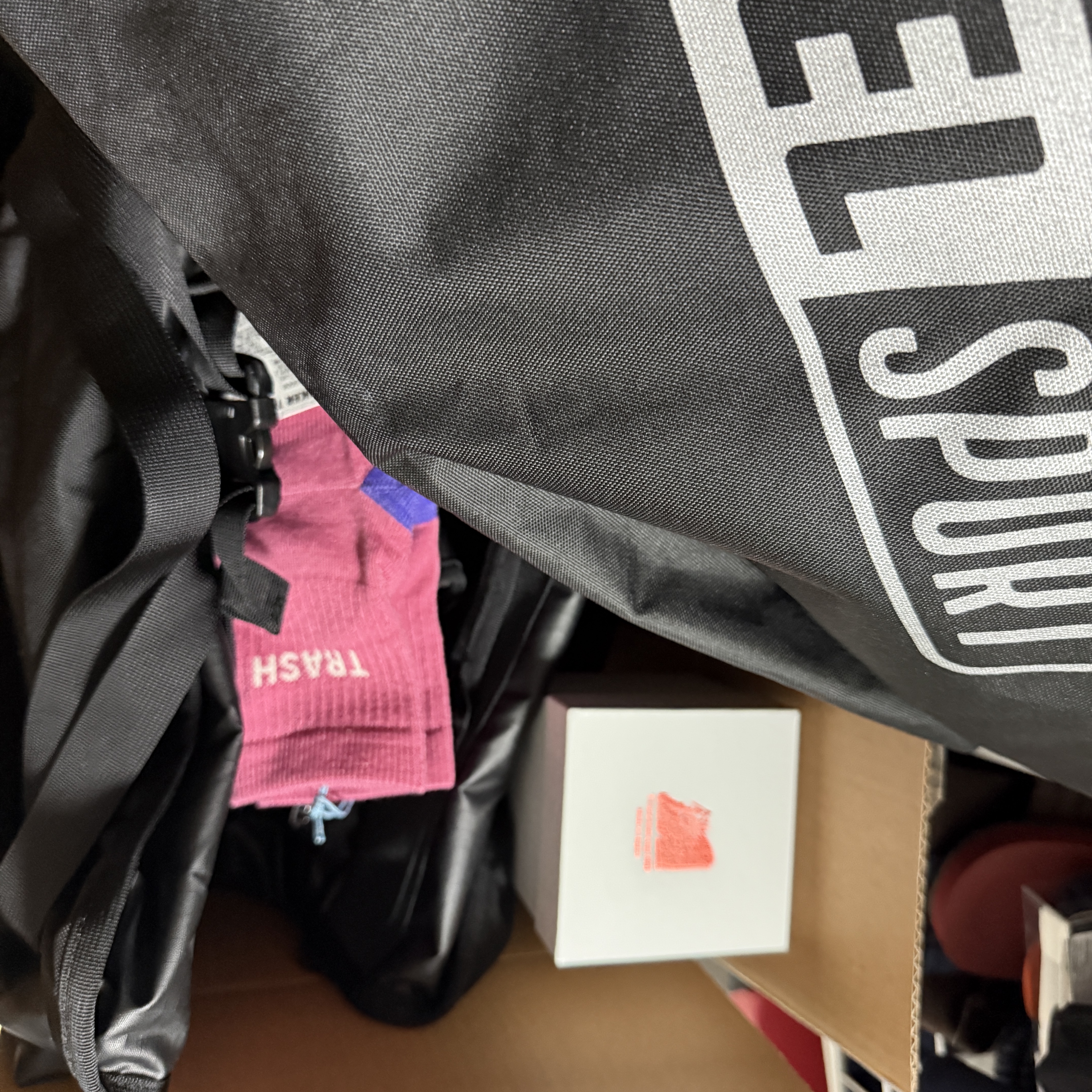 Stussy x Mountain Hardwear Camp 4 Duffle 65L Black 착용 스타일