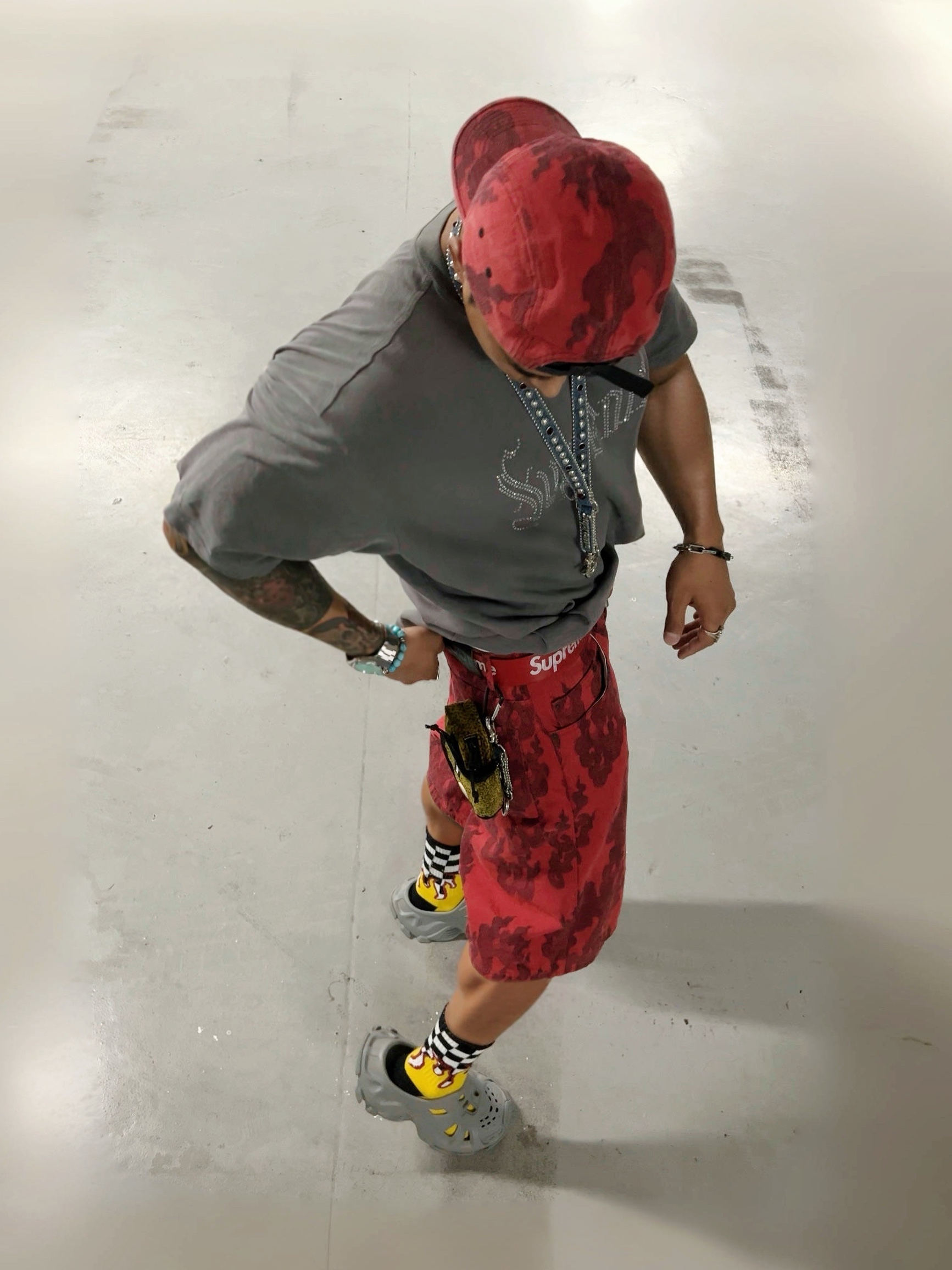Supreme Flames Jacquard Denim Camp Cap Washed Red - 23SS, Supreme Flames Jacquard Baggy Denim Shorts Washed Red - 23SS 착용 스타일