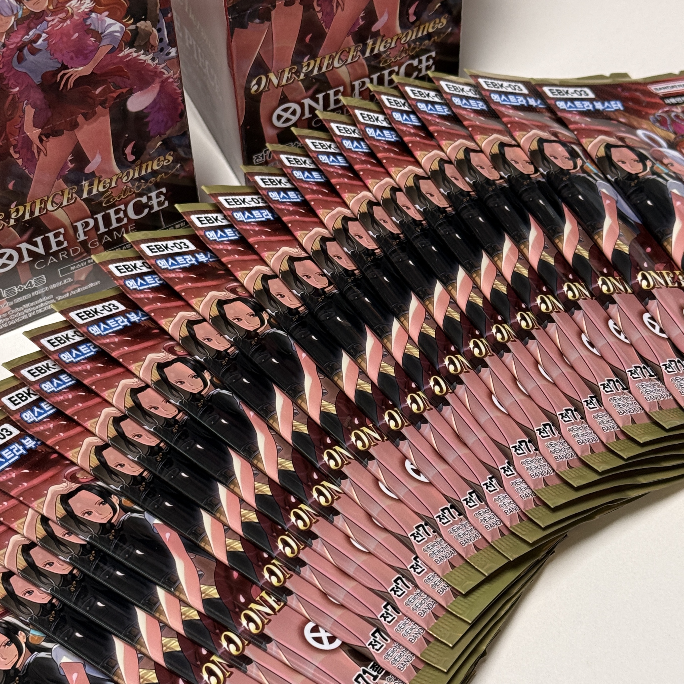One Piece TCG EBK-03 Extra Booster One Piece Heroines Edition 4 Boxes (Pack of 96/Korean Ver.) 착용 스타일