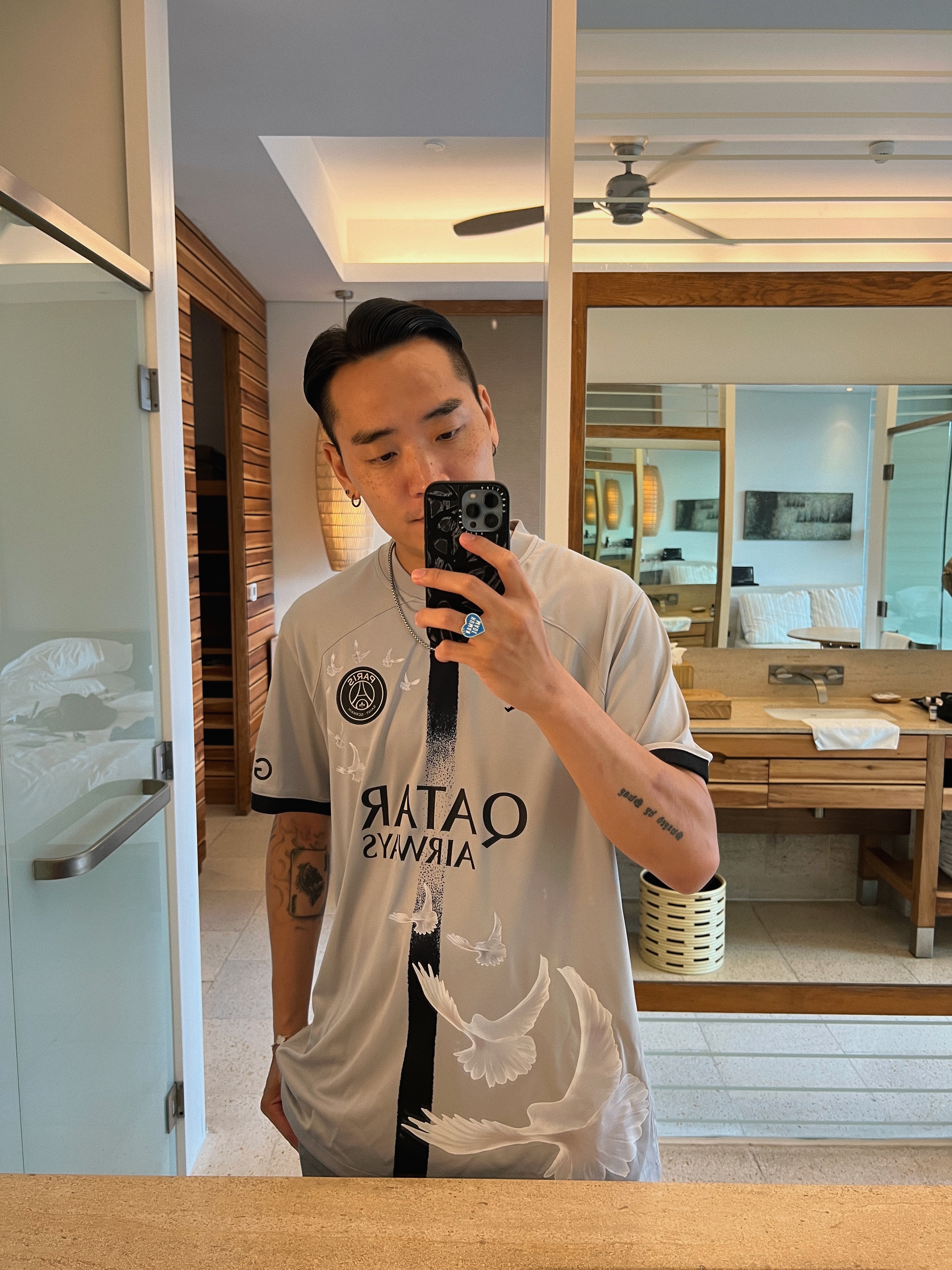 Stussy x Born X Raised Beach Towel Multi, Jordan x Paris Saint-Germain x 3.Paradis 2022/23 Dri-Fit Stadium Away Jersey Light Smoke Grey 착용 스타일 - 2