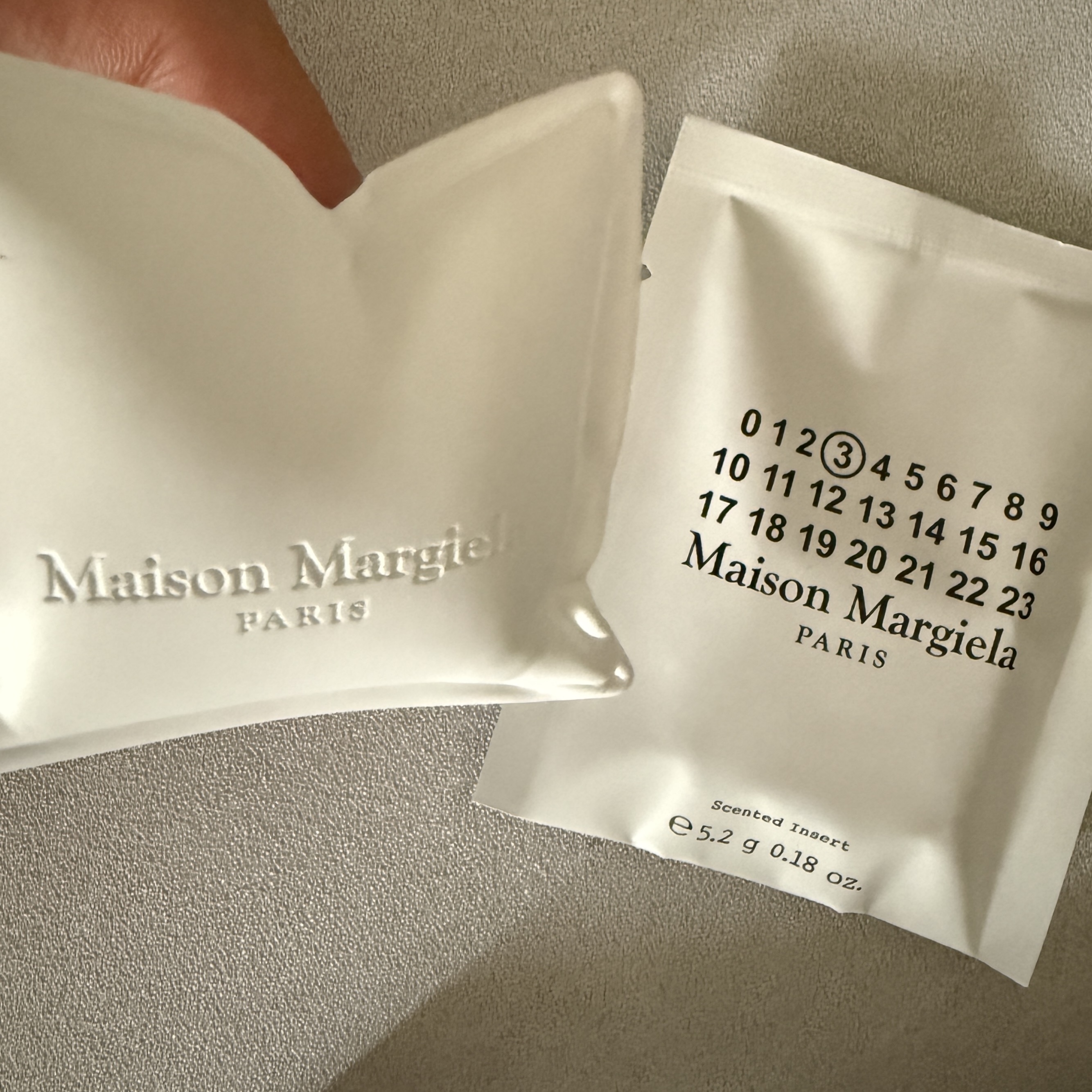 [사은품 이벤트] MAISON MARGIELA REPLICA LAZY SUNDAY MORNING CAR DIFFUSER 착용 스타일