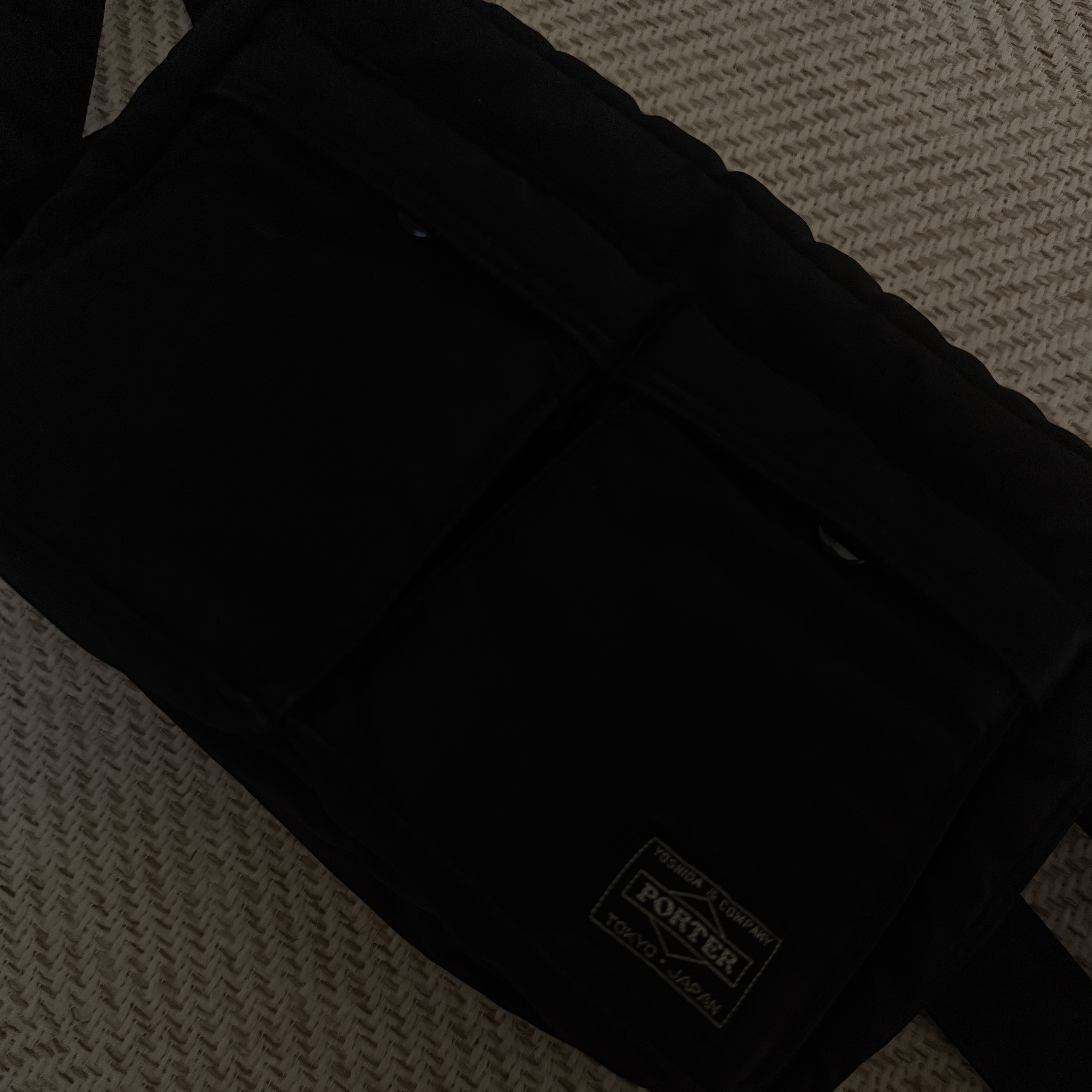 Porter Tanker Shoulder Bag S Black 착용 스타일