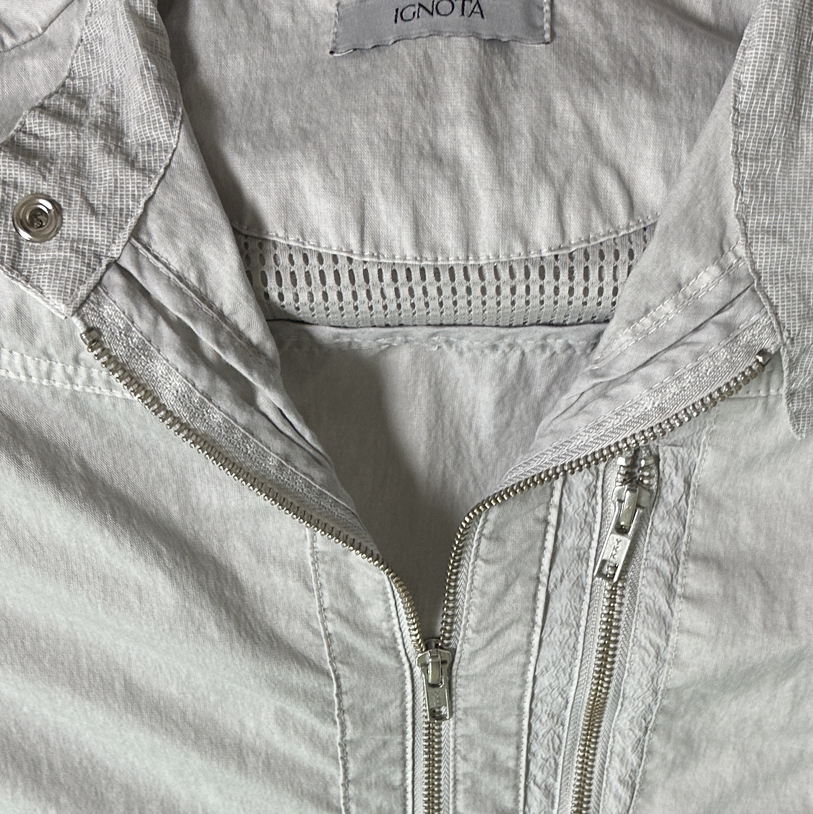 Ignota Core:15 Explorer Zip Shirt Stone Grey 착용 스타일