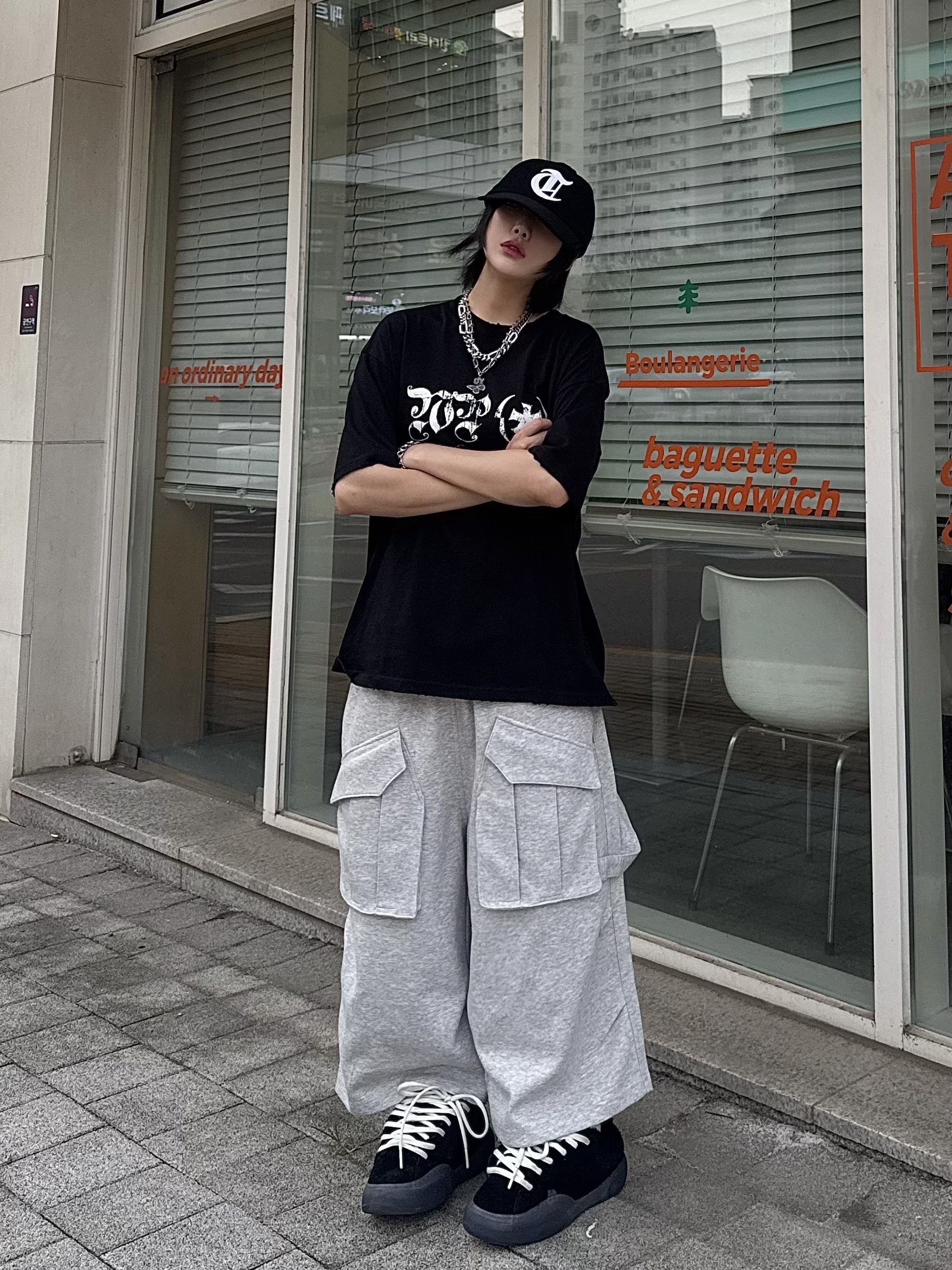 [KREAM 단독] Flavorism Bermuda Cargo Sweat Pants Melange, Wapworks Dayworker T-Shirt Black 착용 스타일 - 2