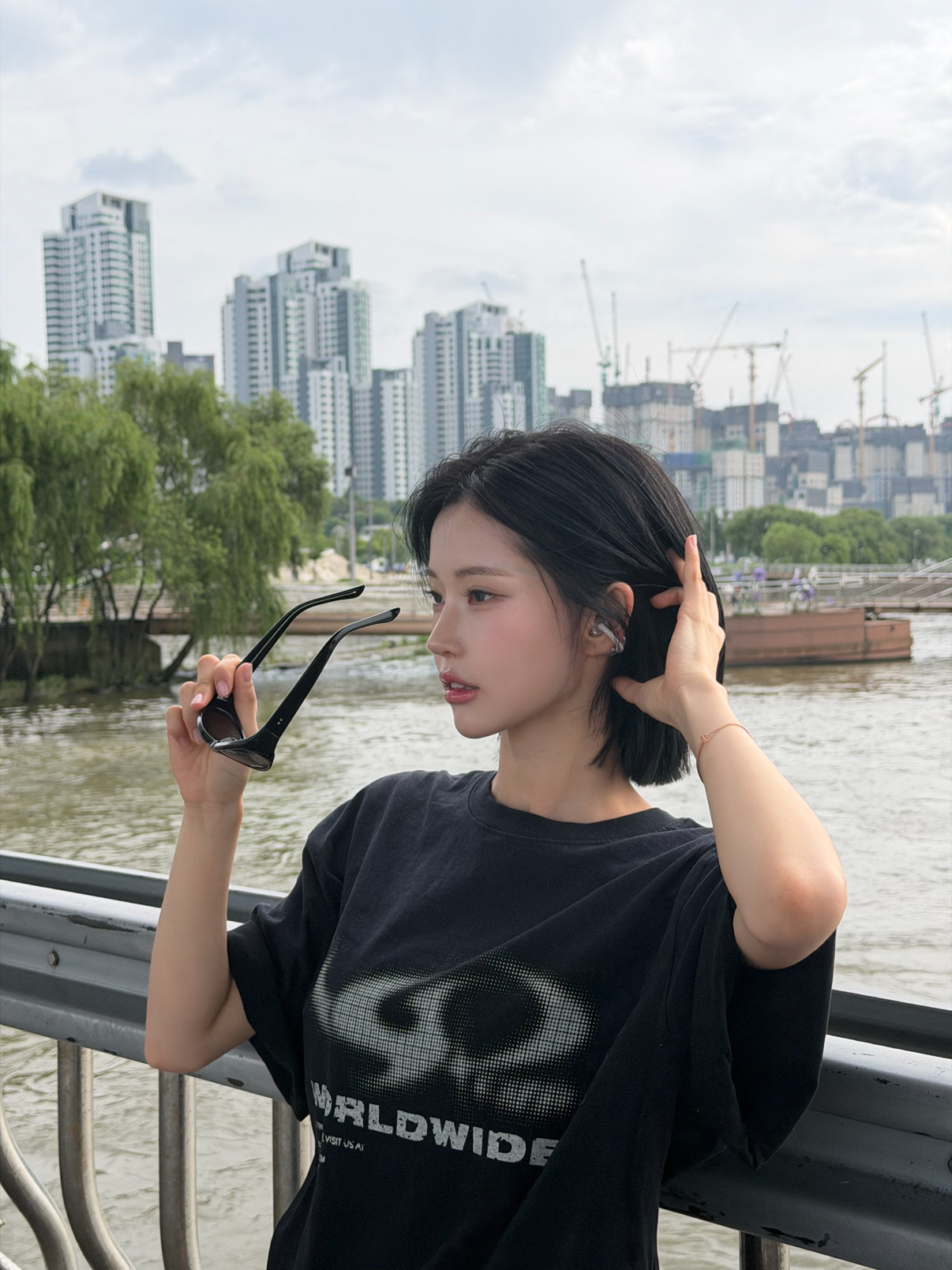 Edifier Comfo Bass Open-Ear Bluetooth Earbuds - Silver 착용 스타일 - 1